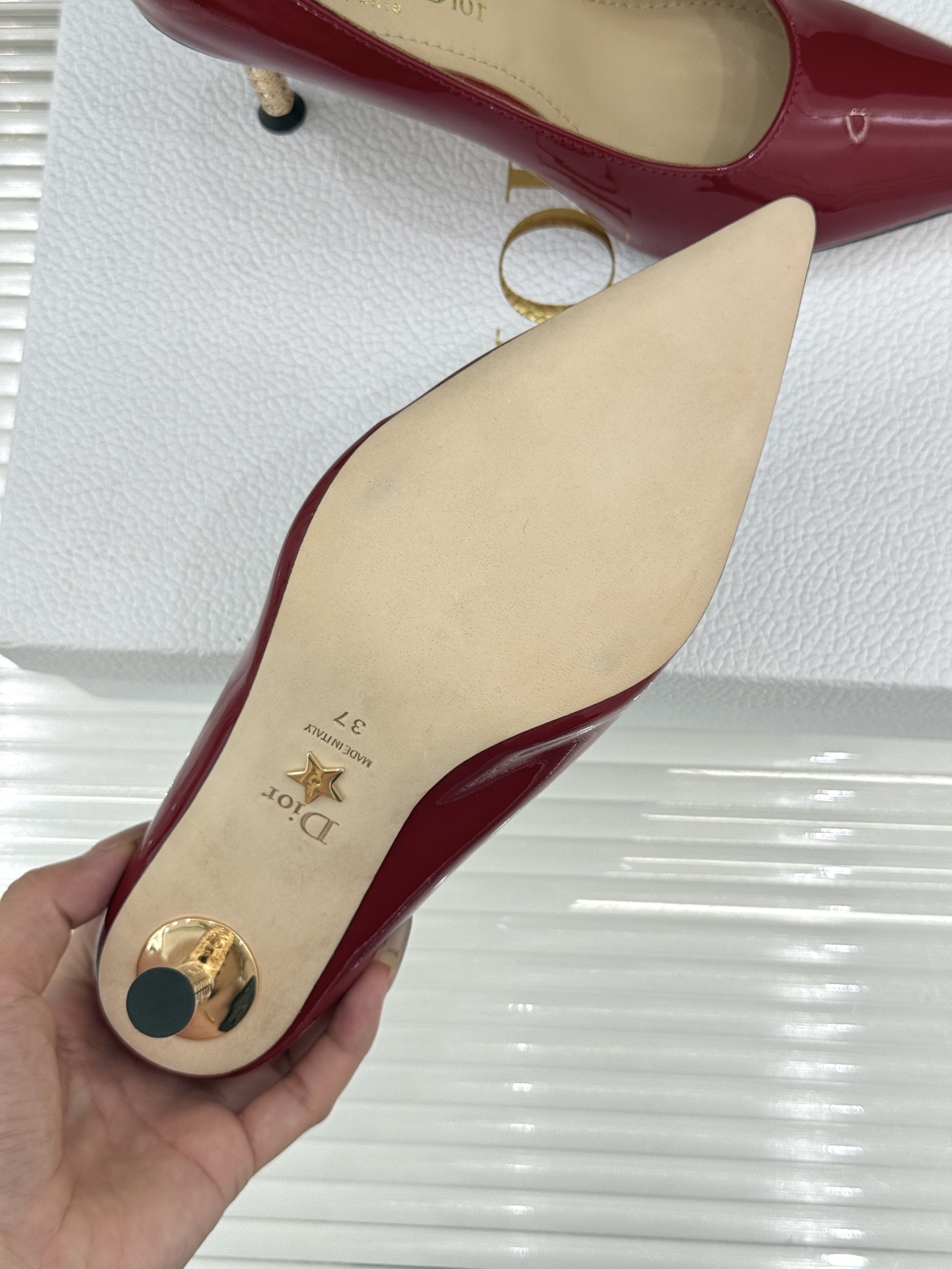 Dior/迪奥26WF早春新品极简尖头金属跟高跟鞋以极简笔触重塑法式高定优雅。甄选亮泽漆皮打造利落尖头鞋