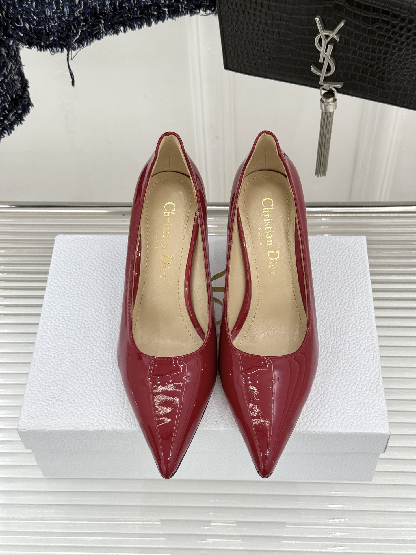 Dior/迪奥26WF早春新品极简尖头金属跟高跟鞋以极简笔触重塑法式高定优雅。甄选亮泽漆皮打造利落尖头鞋