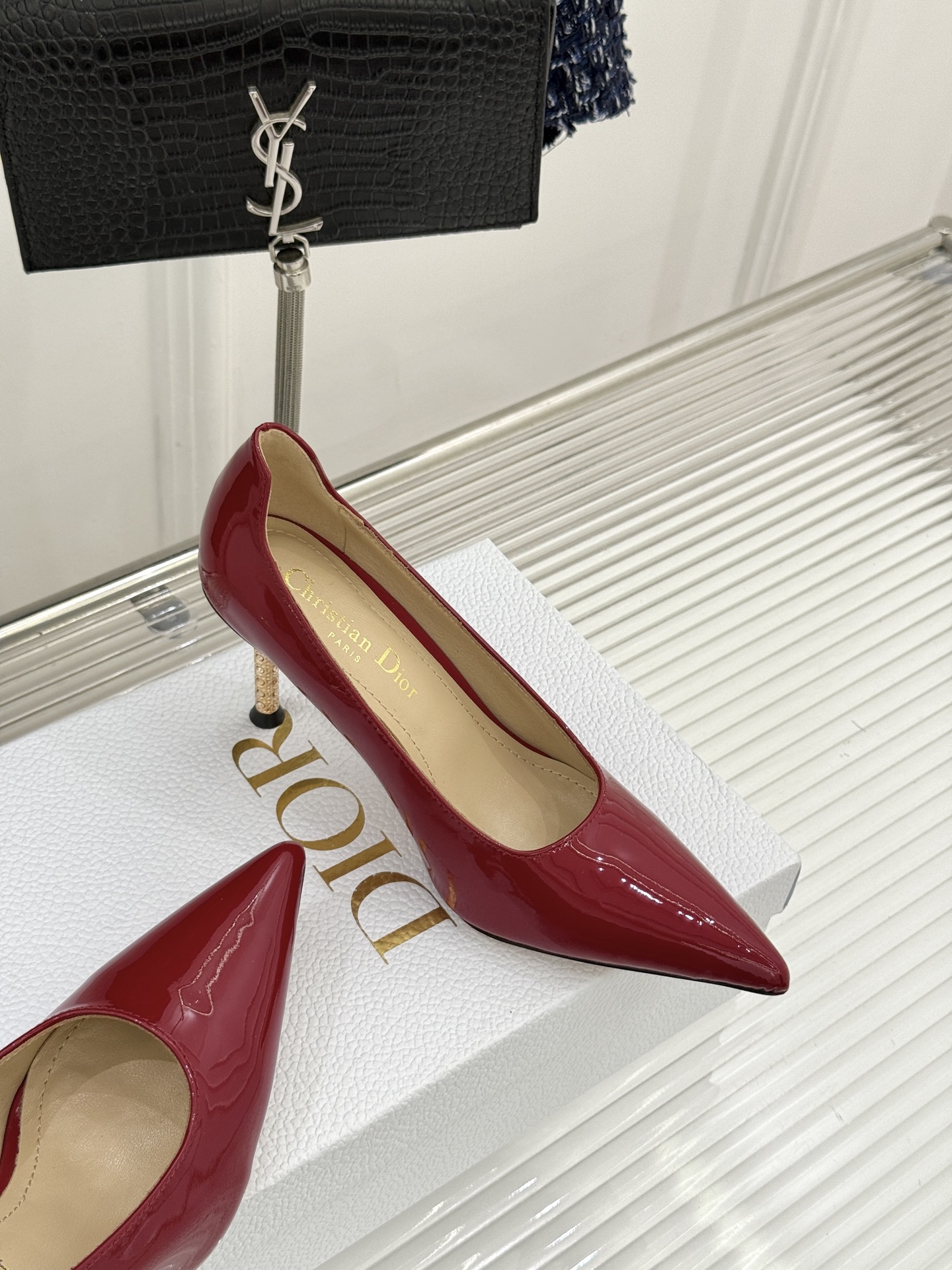 Dior/迪奥26WF早春新品极简尖头金属跟高跟鞋以极简笔触重塑法式高定优雅。甄选亮泽漆皮打造利落尖头鞋