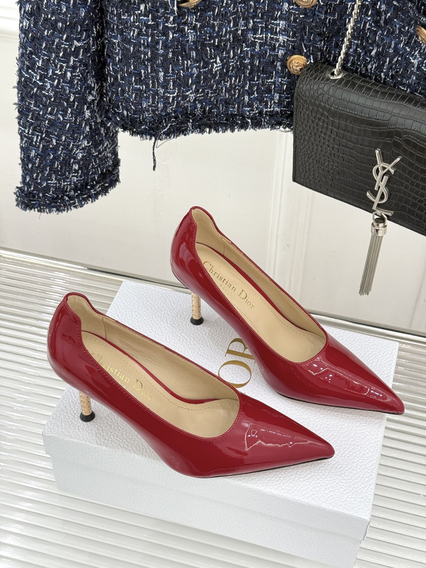 Dior/迪奥26WF早春新品极简尖头金属跟高跟鞋以极简笔触重塑法式高定优雅。甄选亮泽漆皮打造利落尖头鞋