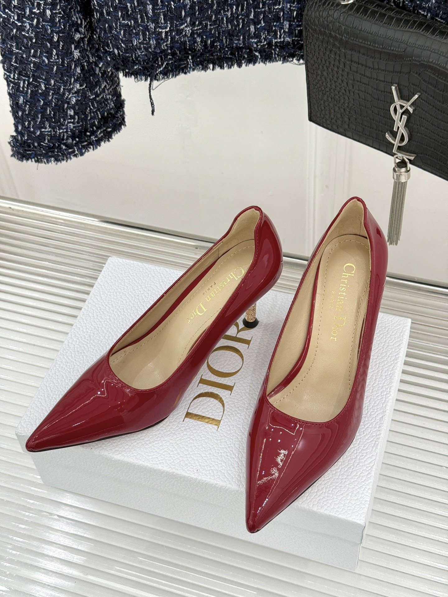 Dior/迪奥26WF早春新品极简尖头金属跟高跟鞋以极简笔触重塑法式高定优雅。甄选亮泽漆皮打造利落尖头鞋