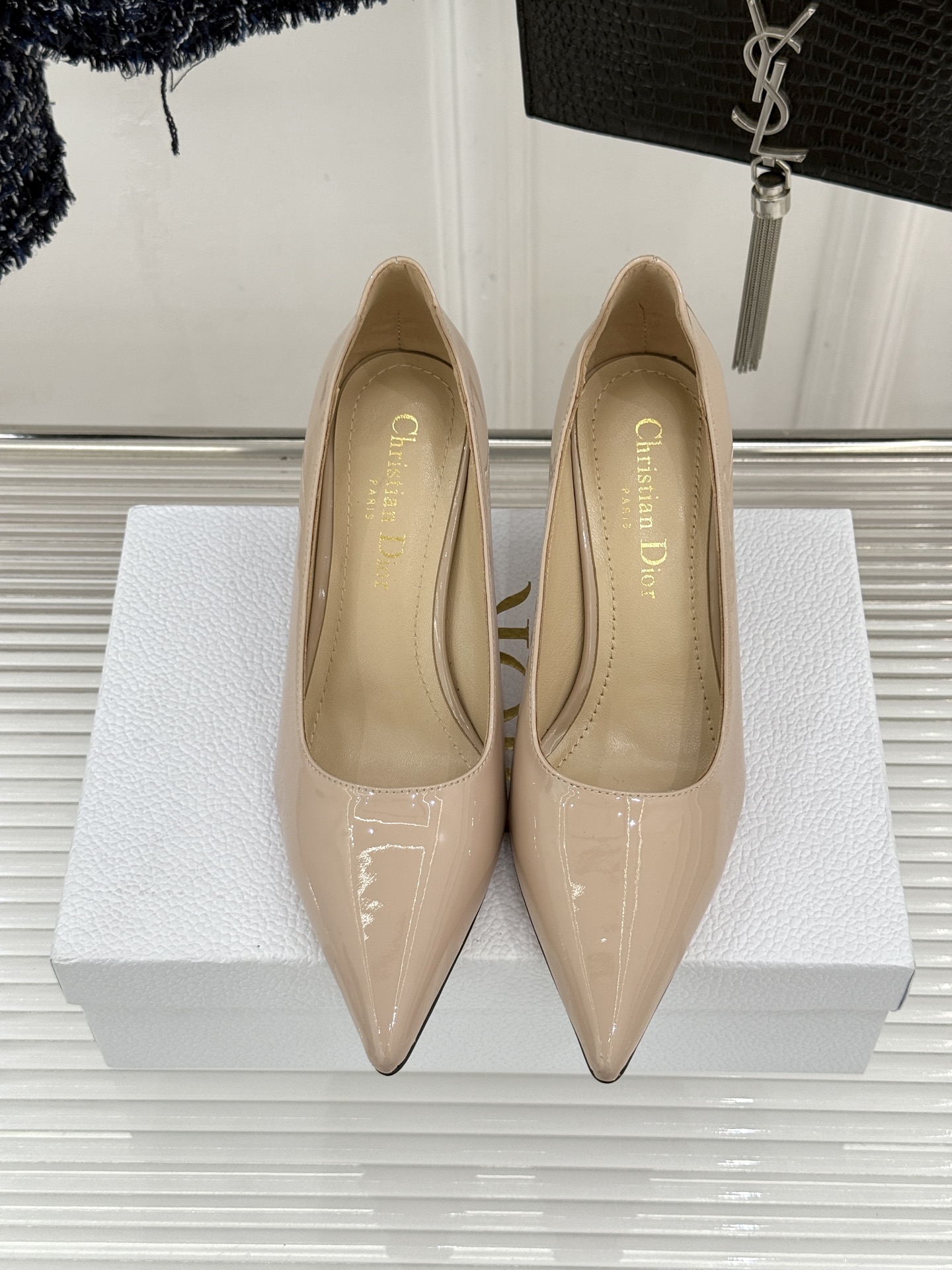 Dior/迪奥26WF早春新品极简尖头金属跟高跟鞋以极简笔触重塑法式高定优雅。甄选亮泽漆皮打造利落尖头鞋