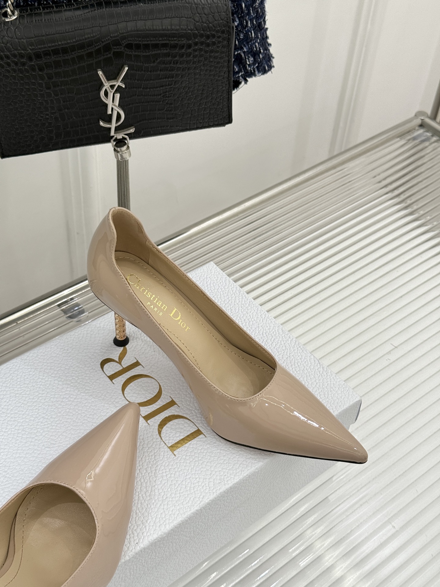 Dior/迪奥26WF早春新品极简尖头金属跟高跟鞋以极简笔触重塑法式高定优雅。甄选亮泽漆皮打造利落尖头鞋