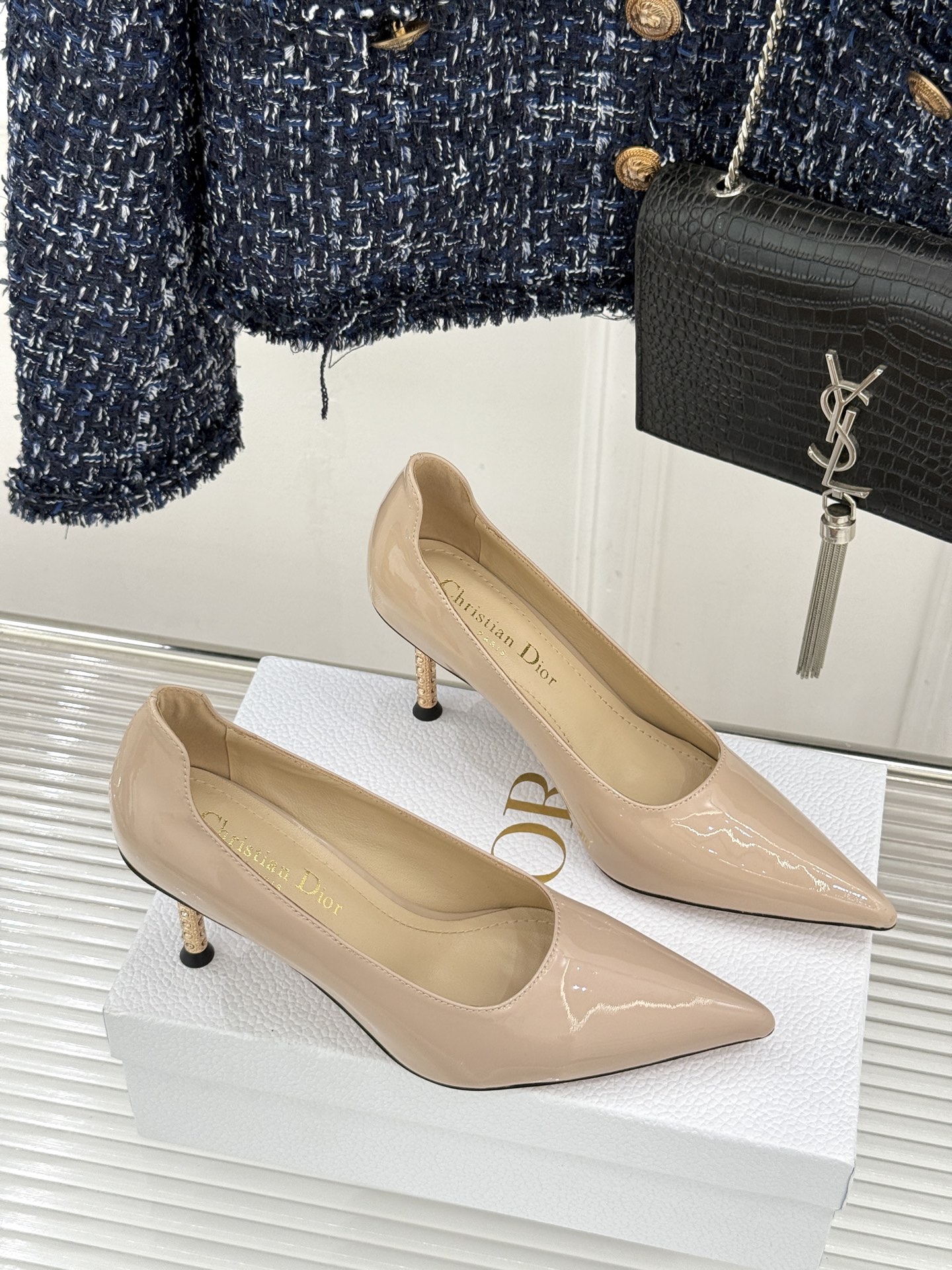 Dior/迪奥26WF早春新品极简尖头金属跟高跟鞋以极简笔触重塑法式高定优雅。甄选亮泽漆皮打造利落尖头鞋