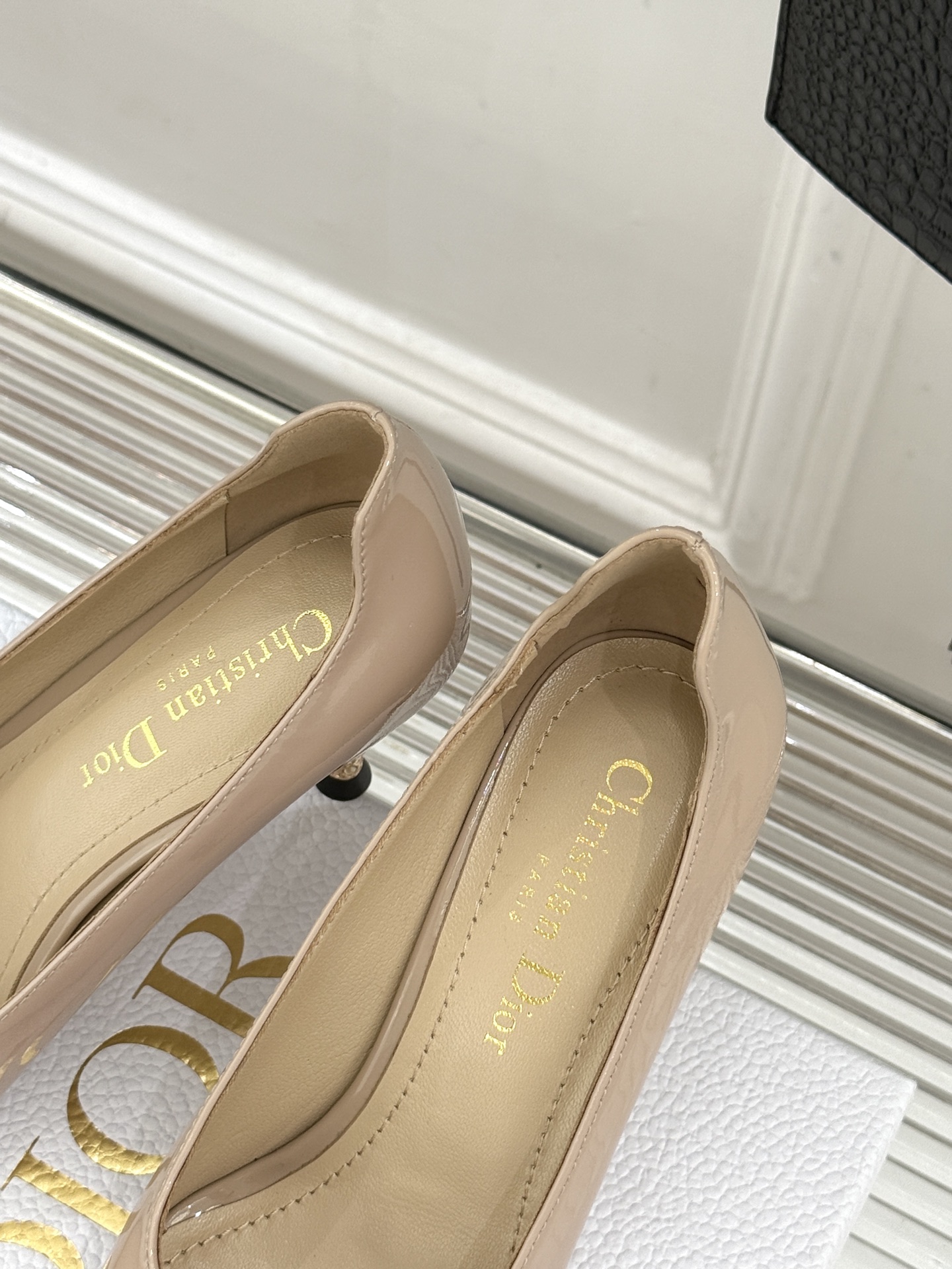 Dior/迪奥26WF早春新品极简尖头金属跟高跟鞋以极简笔触重塑法式高定优雅。甄选亮泽漆皮打造利落尖头鞋
