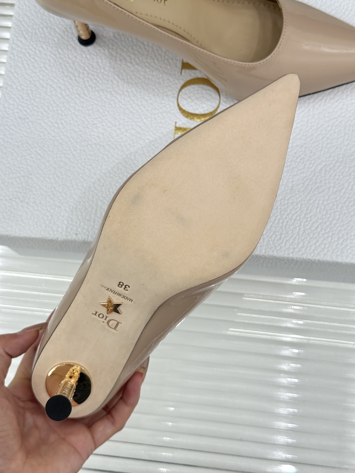 Dior/迪奥26WF早春新品极简尖头金属跟高跟鞋以极简笔触重塑法式高定优雅。甄选亮泽漆皮打造利落尖头鞋