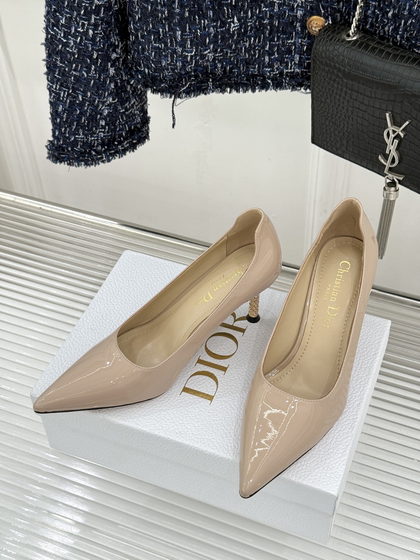Dior/迪奥26WF早春新品极简尖头金属跟高跟鞋以极简笔触重塑法式高定优雅。甄选亮泽漆皮打造利落尖头鞋