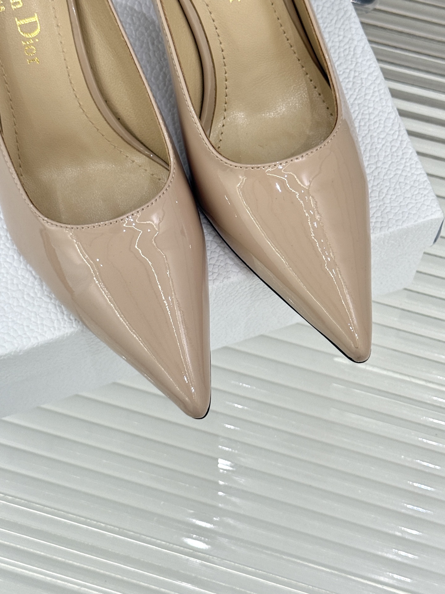 Dior/迪奥26WF早春新品极简尖头金属跟高跟鞋以极简笔触重塑法式高定优雅。甄选亮泽漆皮打造利落尖头鞋