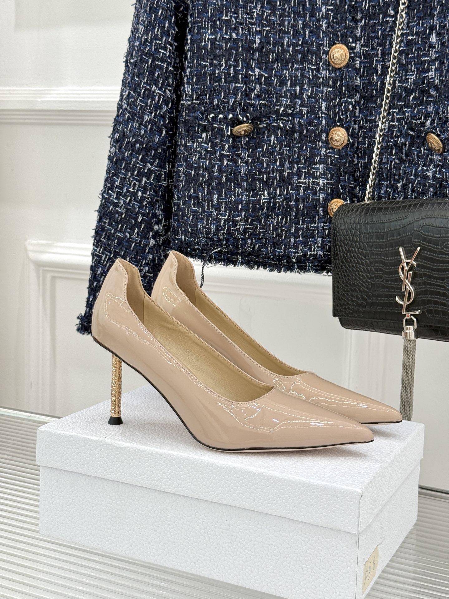 Dior/迪奥26WF早春新品极简尖头金属跟高跟鞋以极简笔触重塑法式高定优雅。甄选亮泽漆皮打造利落尖头鞋