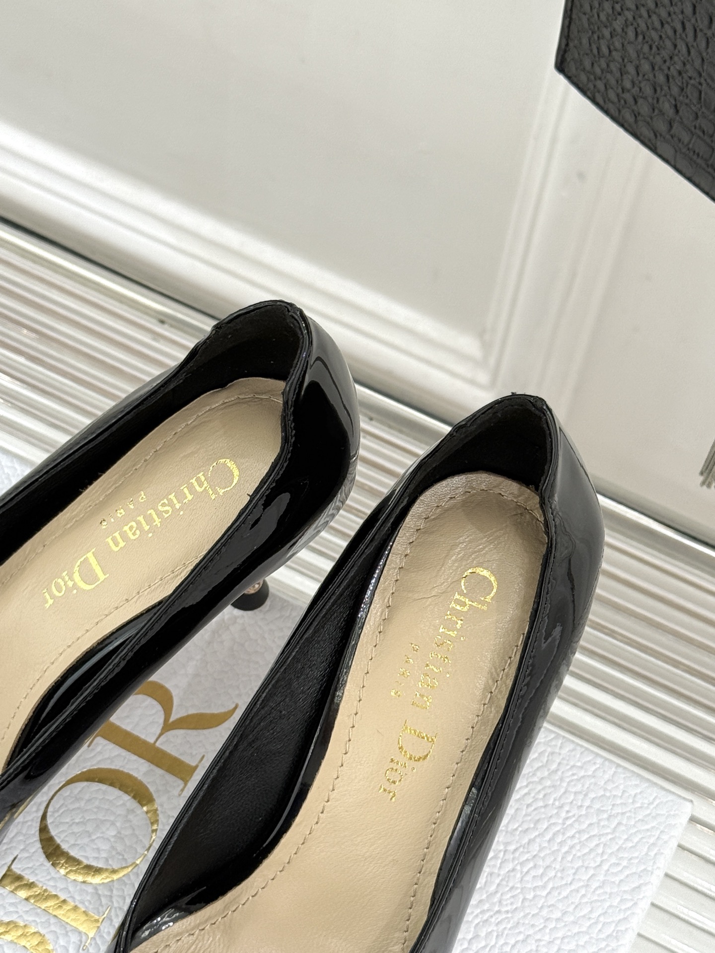 Dior/迪奥26WF早春新品极简尖头金属跟高跟鞋以极简笔触重塑法式高定优雅。甄选亮泽漆皮打造利落尖头鞋