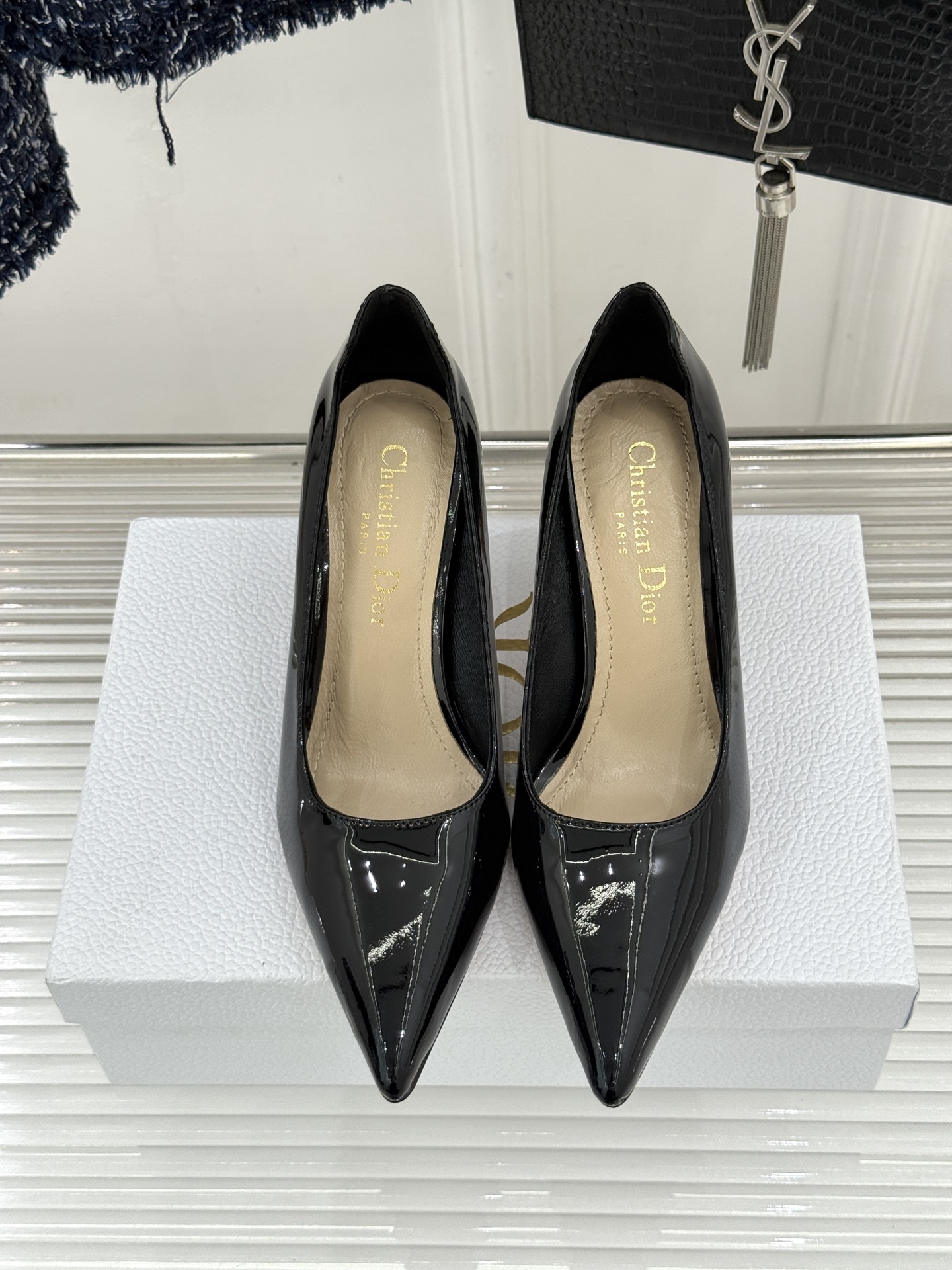 Dior/迪奥26WF早春新品极简尖头金属跟高跟鞋以极简笔触重塑法式高定优雅。甄选亮泽漆皮打造利落尖头鞋