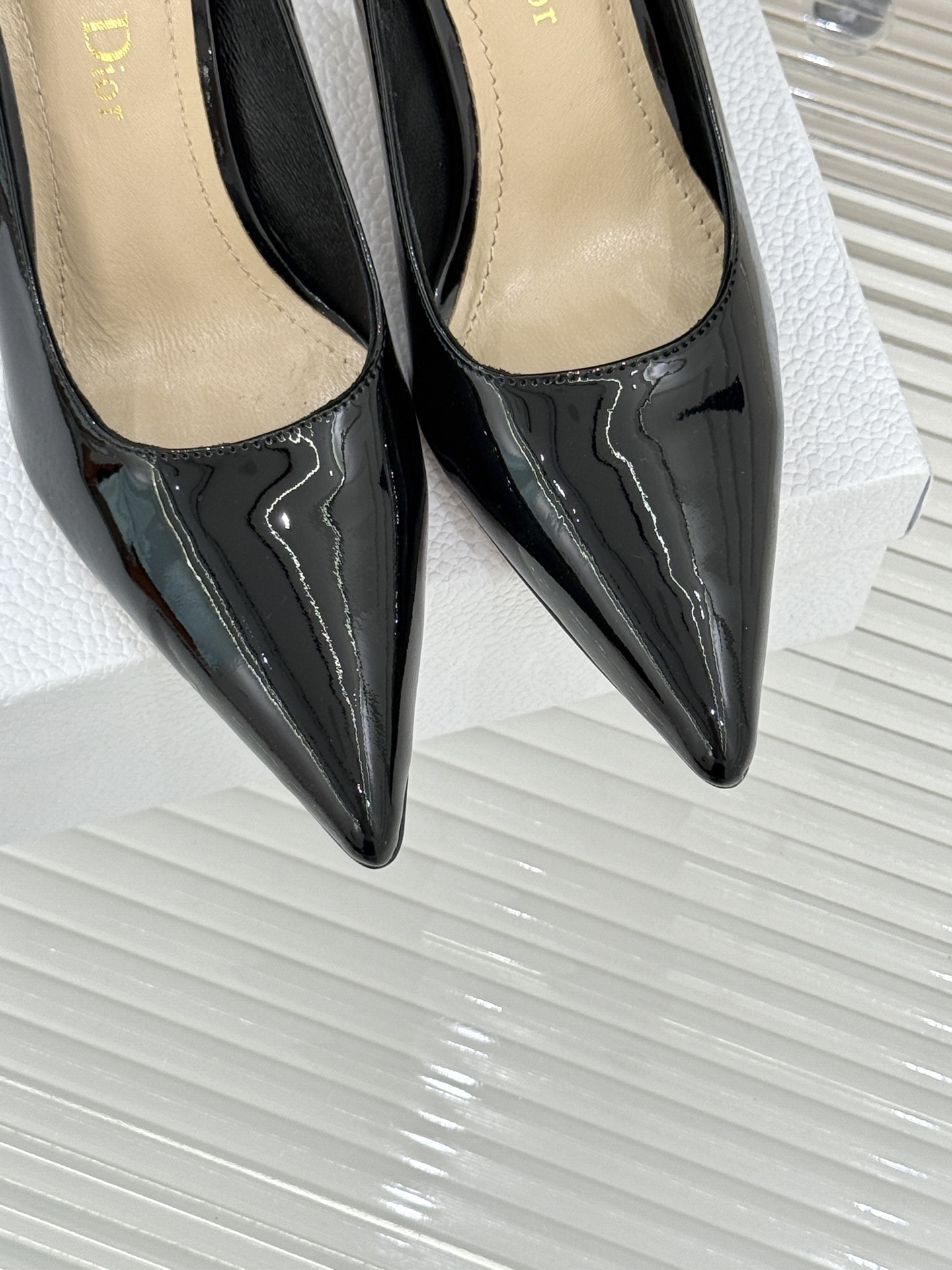 Dior/迪奥26WF早春新品极简尖头金属跟高跟鞋以极简笔触重塑法式高定优雅。甄选亮泽漆皮打造利落尖头鞋