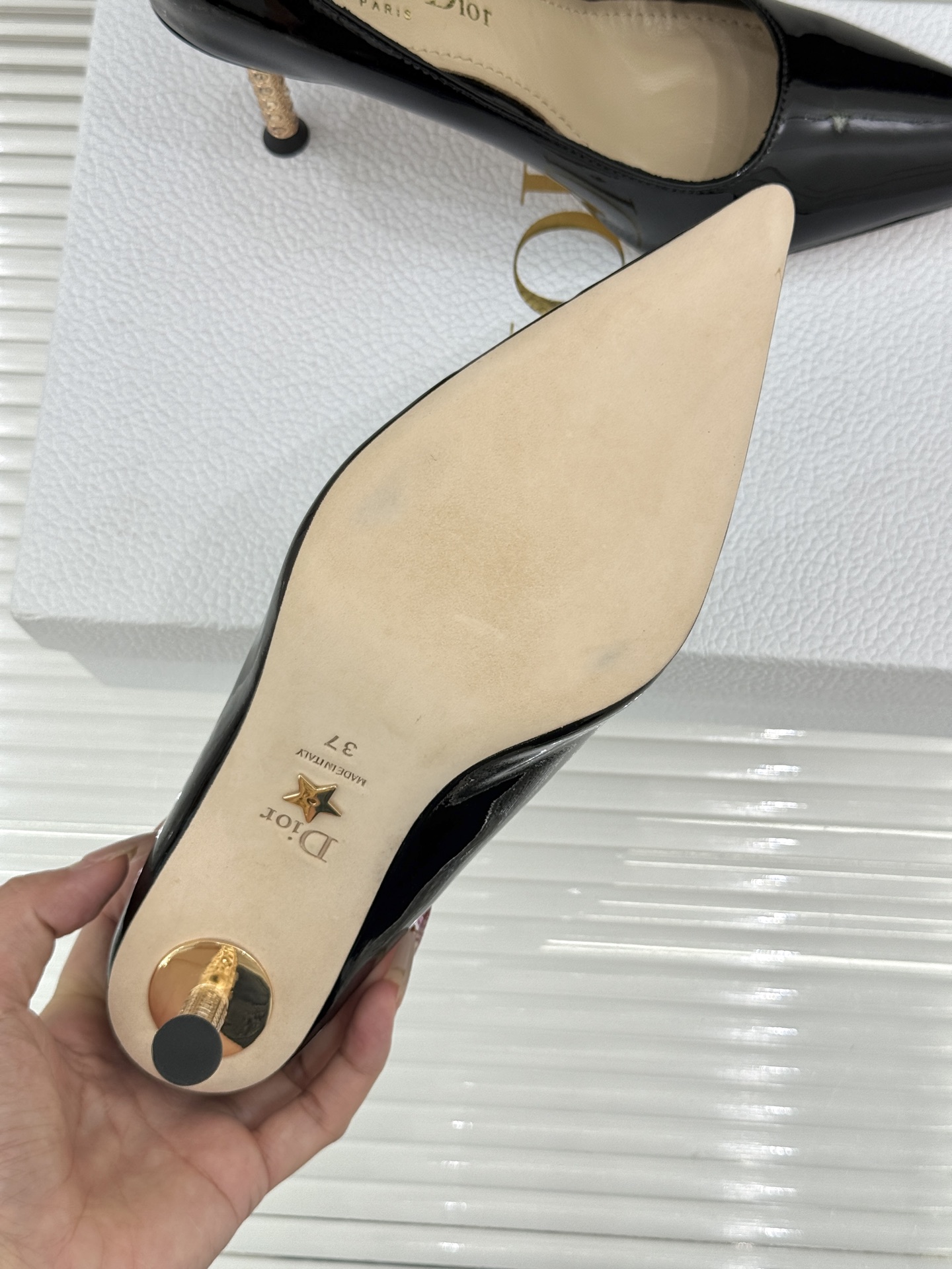 Dior/迪奥26WF早春新品极简尖头金属跟高跟鞋以极简笔触重塑法式高定优雅。甄选亮泽漆皮打造利落尖头鞋