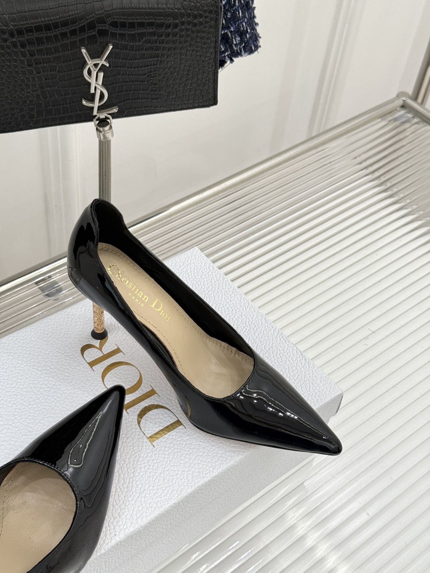Dior/迪奥26WF早春新品极简尖头金属跟高跟鞋以极简笔触重塑法式高定优雅。甄选亮泽漆皮打造利落尖头鞋