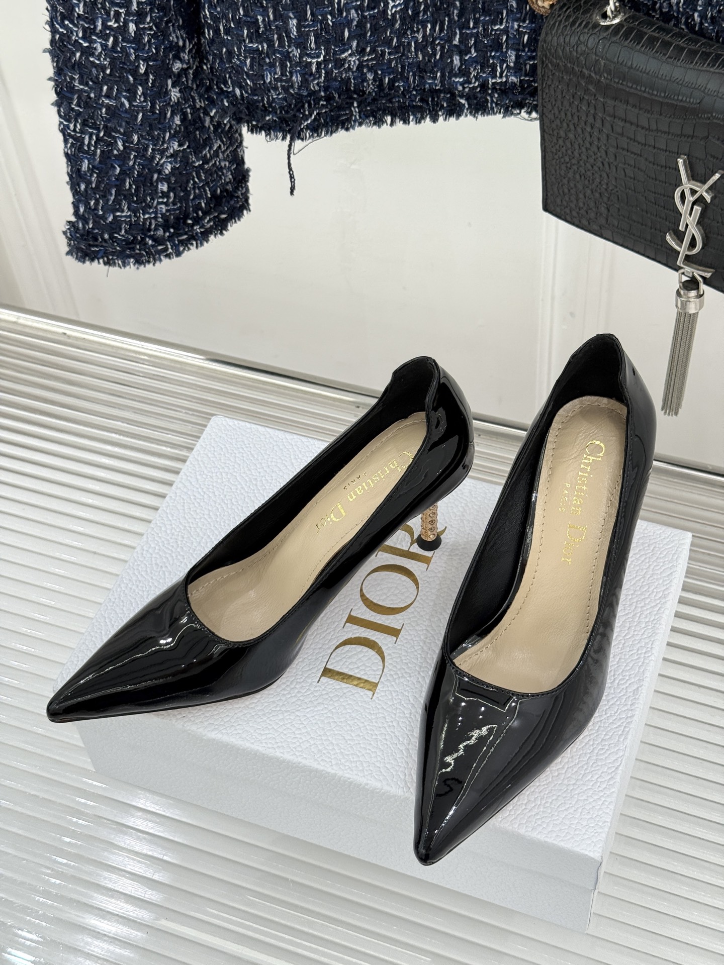 Dior/迪奥26WF早春新品极简尖头金属跟高跟鞋以极简笔触重塑法式高定优雅。甄选亮泽漆皮打造利落尖头鞋