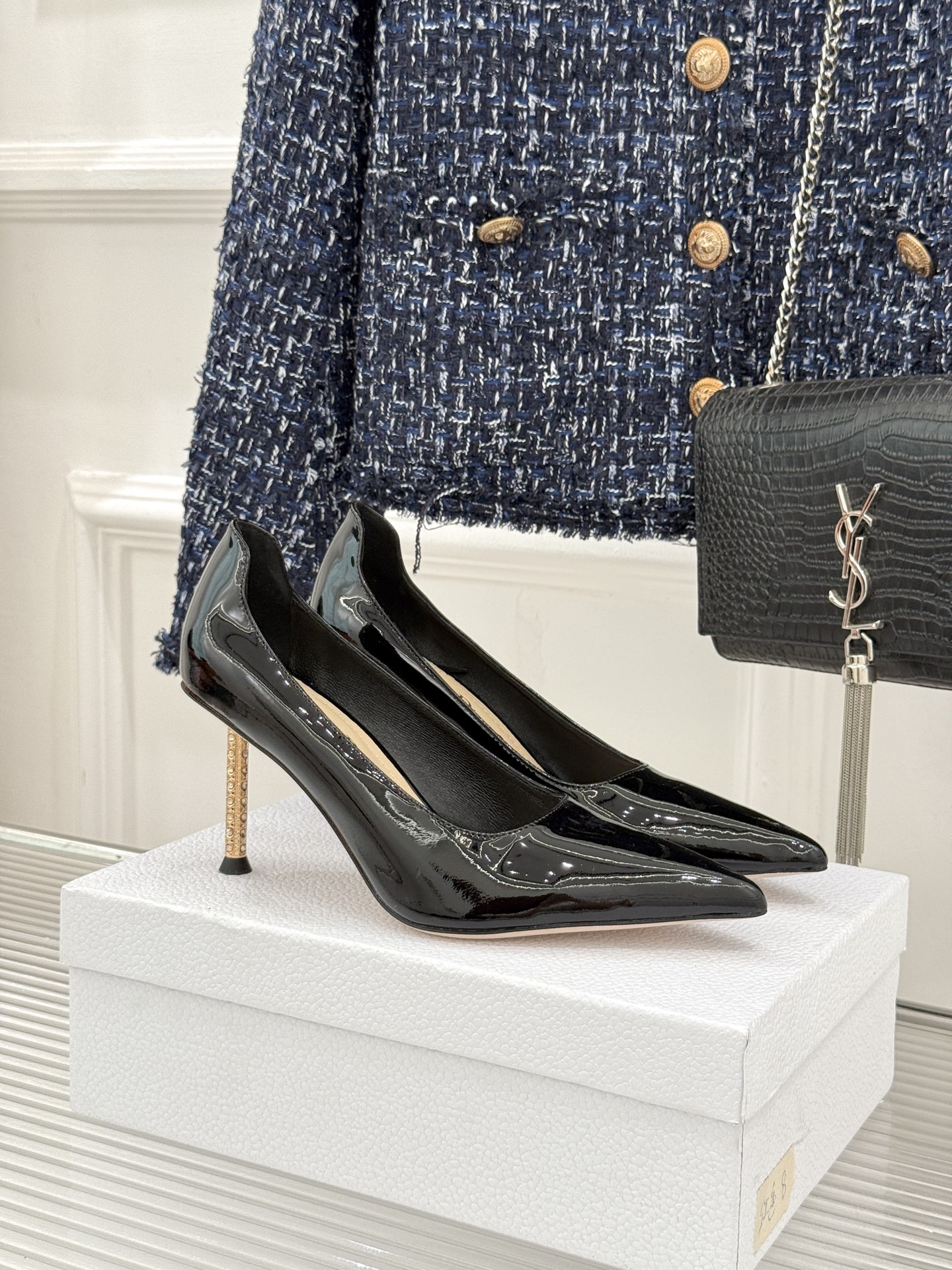 Dior/迪奥26WF早春新品极简尖头金属跟高跟鞋以极简笔触重塑法式高定优雅。甄选亮泽漆皮打造利落尖头鞋