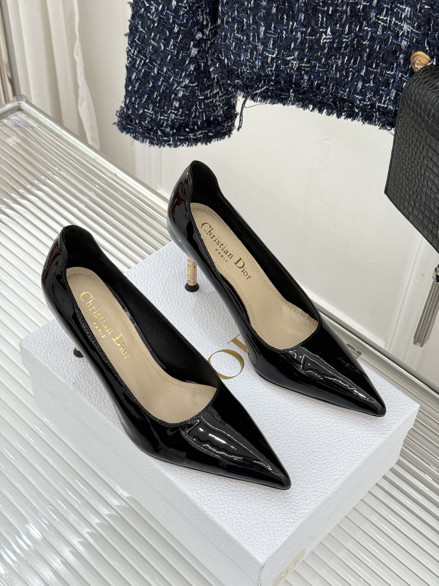 Dior/迪奥26WF早春新品极简尖头金属跟高跟鞋以极简笔触重塑法式高定优雅。甄选亮泽漆皮打造利落尖头鞋