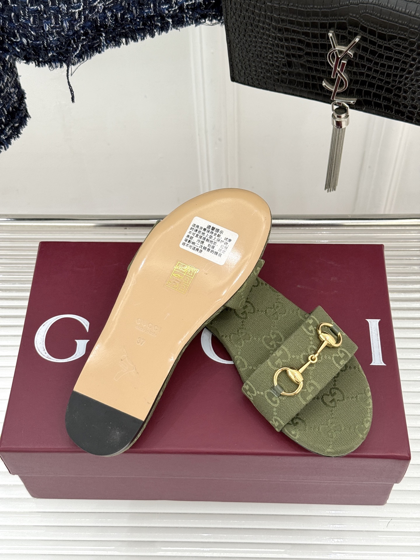 Gucci/古驰经典马衔扣老花平底拖鞋一眼万年的拖鞋！时髦精都在穿马衔扣绝对是刻在潮流DNA里的符号。自