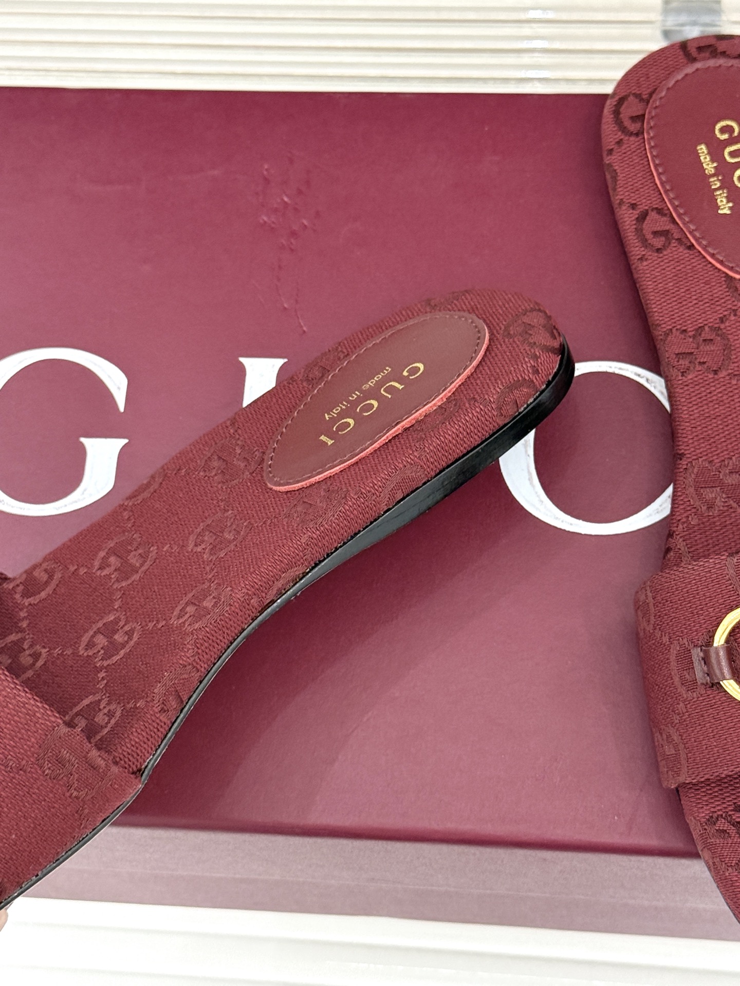 Gucci/古驰经典马衔扣老花平底拖鞋一眼万年的拖鞋！时髦精都在穿马衔扣绝对是刻在潮流DNA里的符号。自