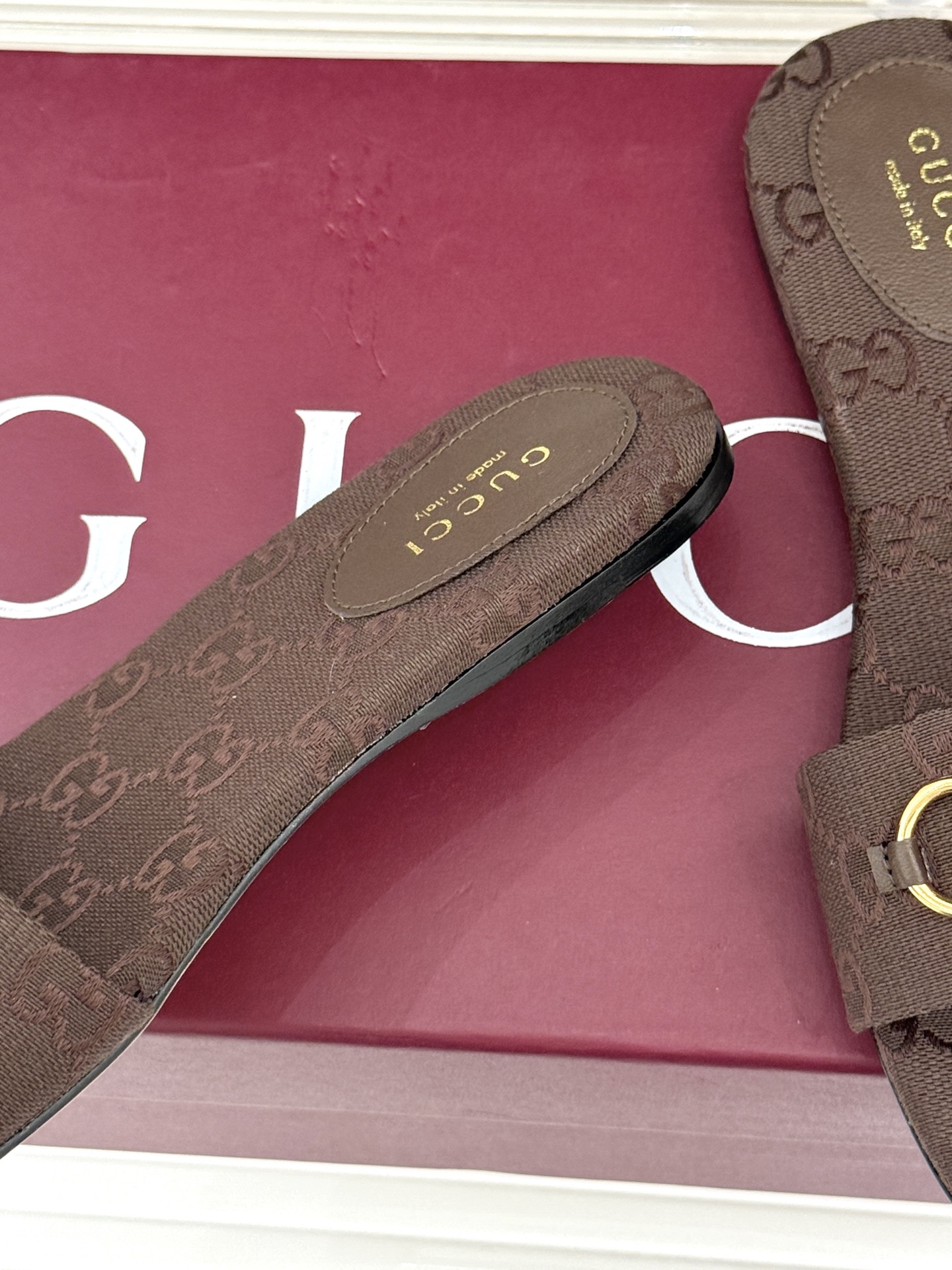 Gucci/古驰经典马衔扣老花平底拖鞋一眼万年的拖鞋！时髦精都在穿马衔扣绝对是刻在潮流DNA里的符号。自