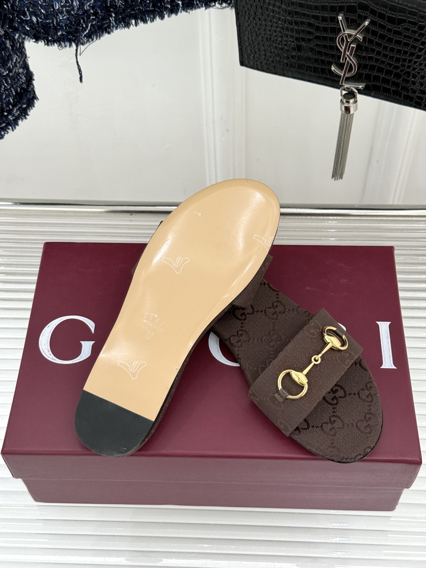 Gucci/古驰经典马衔扣老花平底拖鞋一眼万年的拖鞋！时髦精都在穿马衔扣绝对是刻在潮流DNA里的符号。自