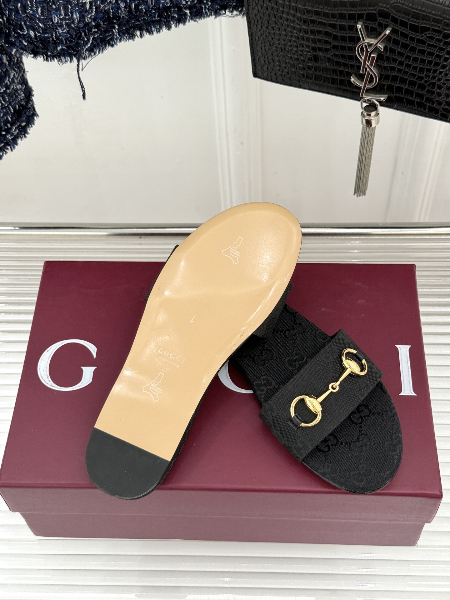 Gucci/古驰经典马衔扣老花平底拖鞋一眼万年的拖鞋！时髦精都在穿马衔扣绝对是刻在潮流DNA里的符号。自