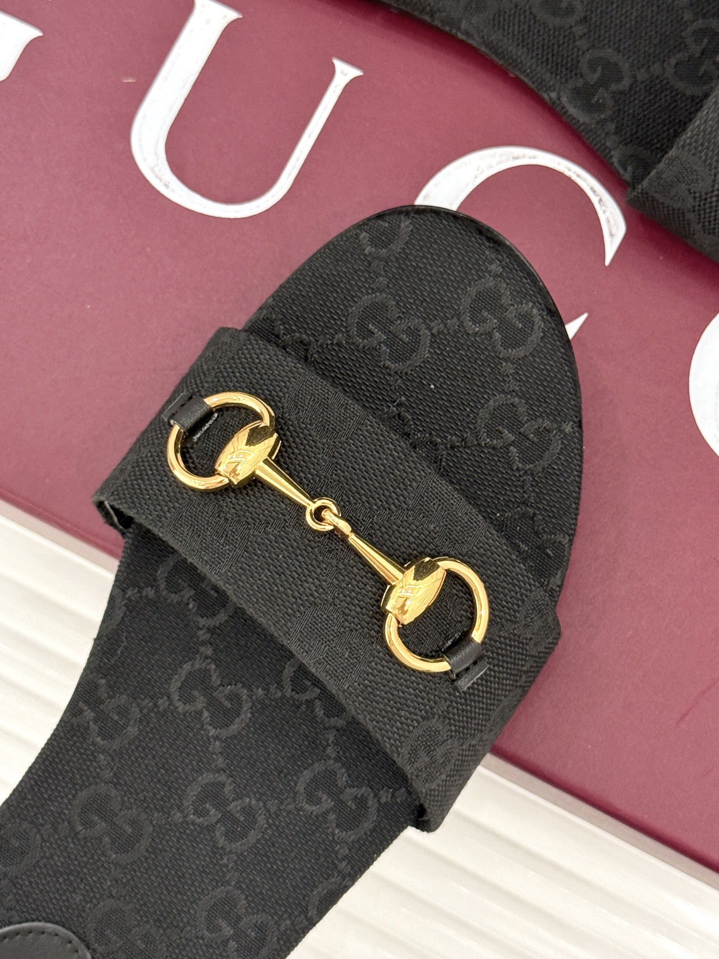 Gucci/古驰经典马衔扣老花平底拖鞋一眼万年的拖鞋！时髦精都在穿马衔扣绝对是刻在潮流DNA里的符号。自