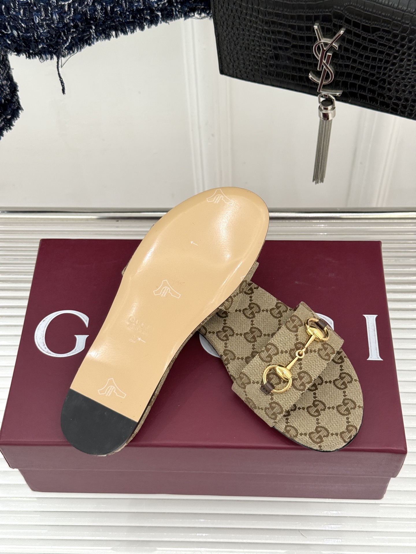 Gucci/古驰经典马衔扣老花平底拖鞋一眼万年的拖鞋！时髦精都在穿马衔扣绝对是刻在潮流DNA里的符号。自