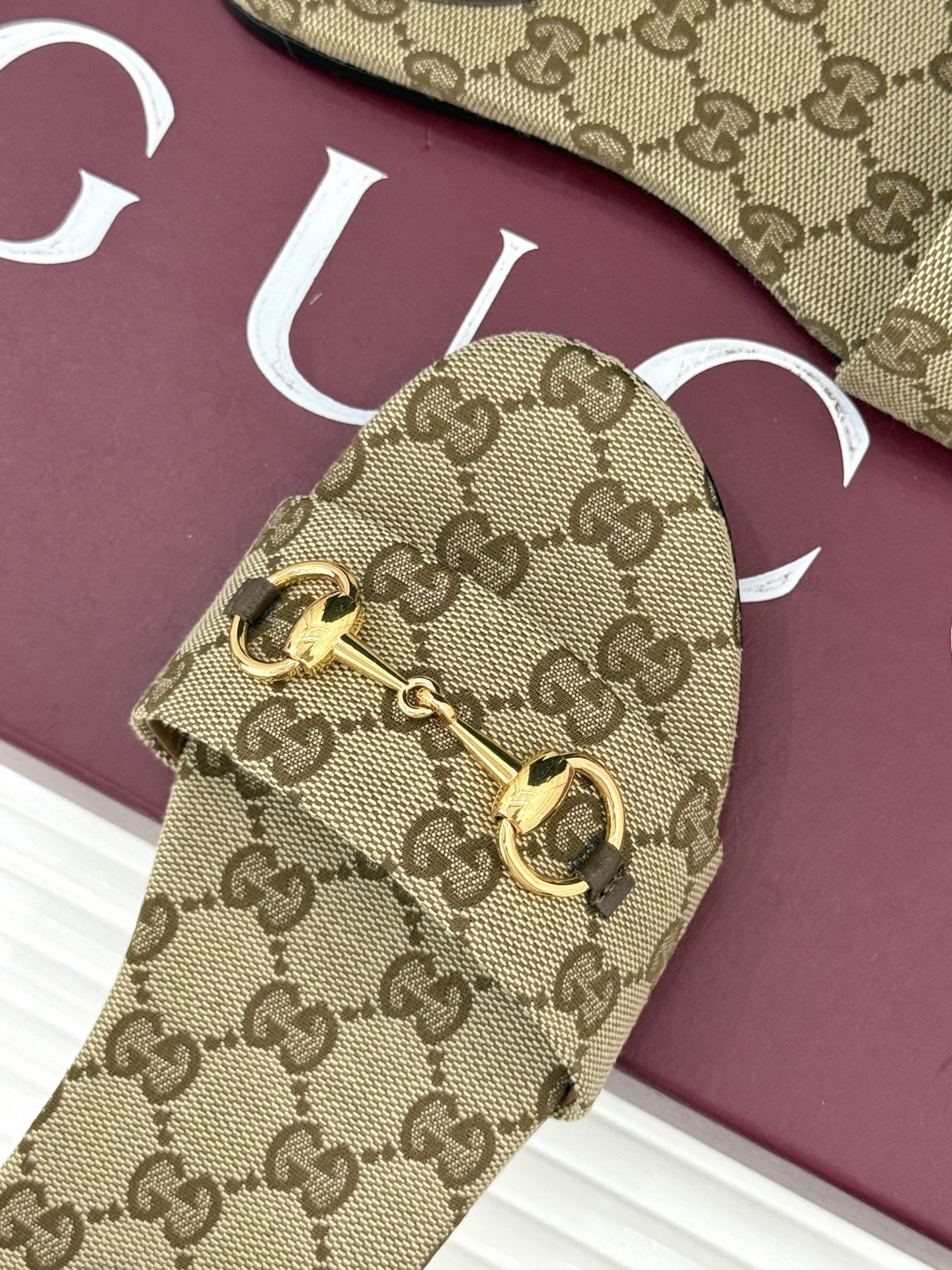 Gucci/古驰经典马衔扣老花平底拖鞋一眼万年的拖鞋！时髦精都在穿马衔扣绝对是刻在潮流DNA里的符号。自