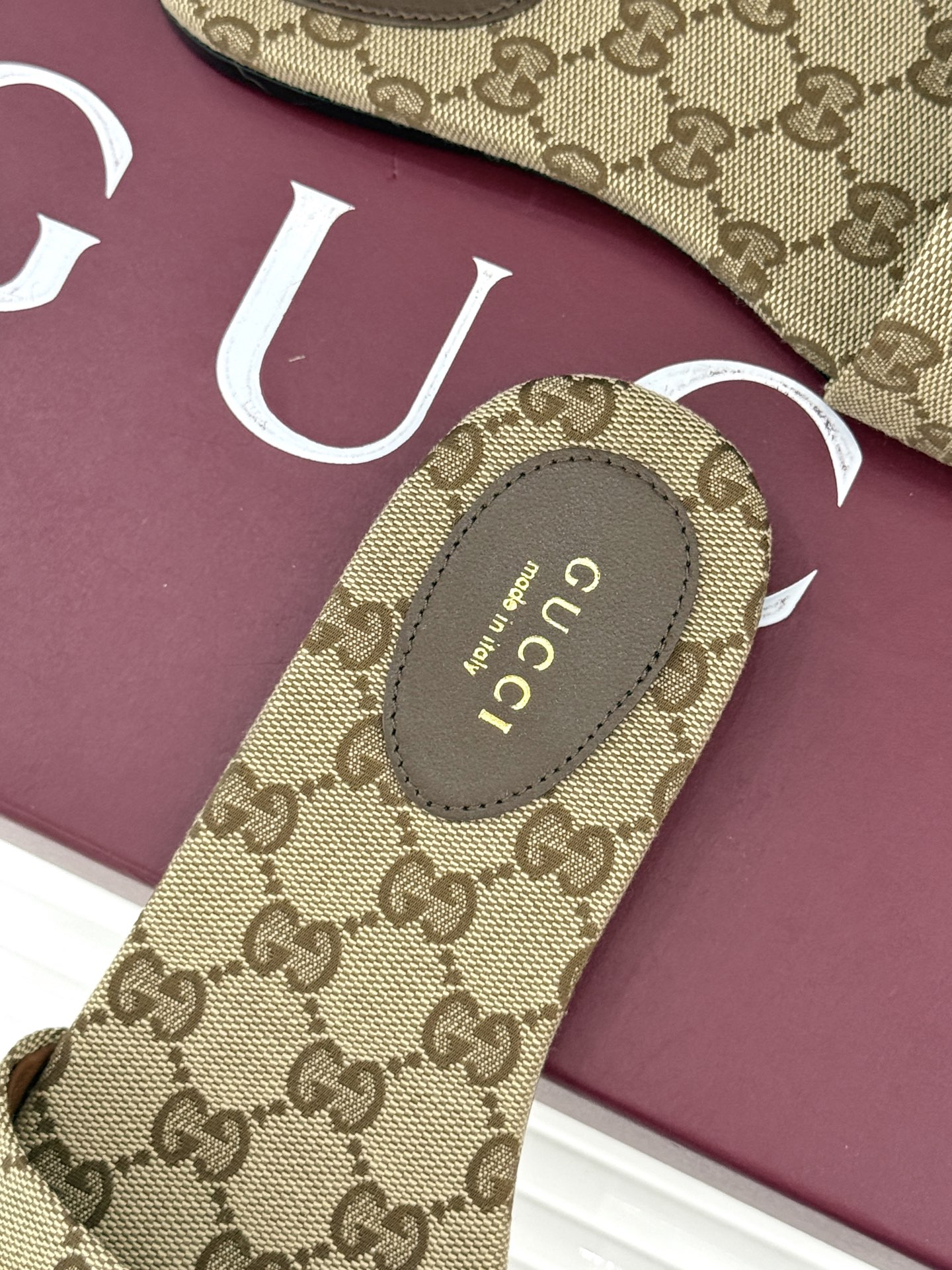 Gucci/古驰经典马衔扣老花平底拖鞋一眼万年的拖鞋！时髦精都在穿马衔扣绝对是刻在潮流DNA里的符号。自