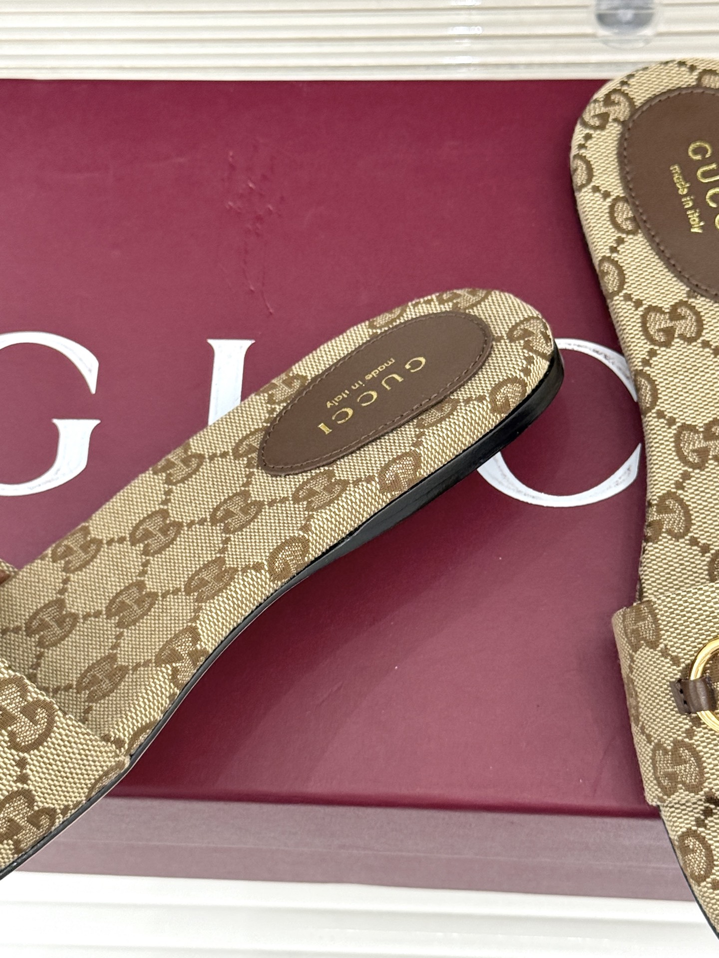 Gucci/古驰经典马衔扣老花平底拖鞋一眼万年的拖鞋！时髦精都在穿马衔扣绝对是刻在潮流DNA里的符号。自