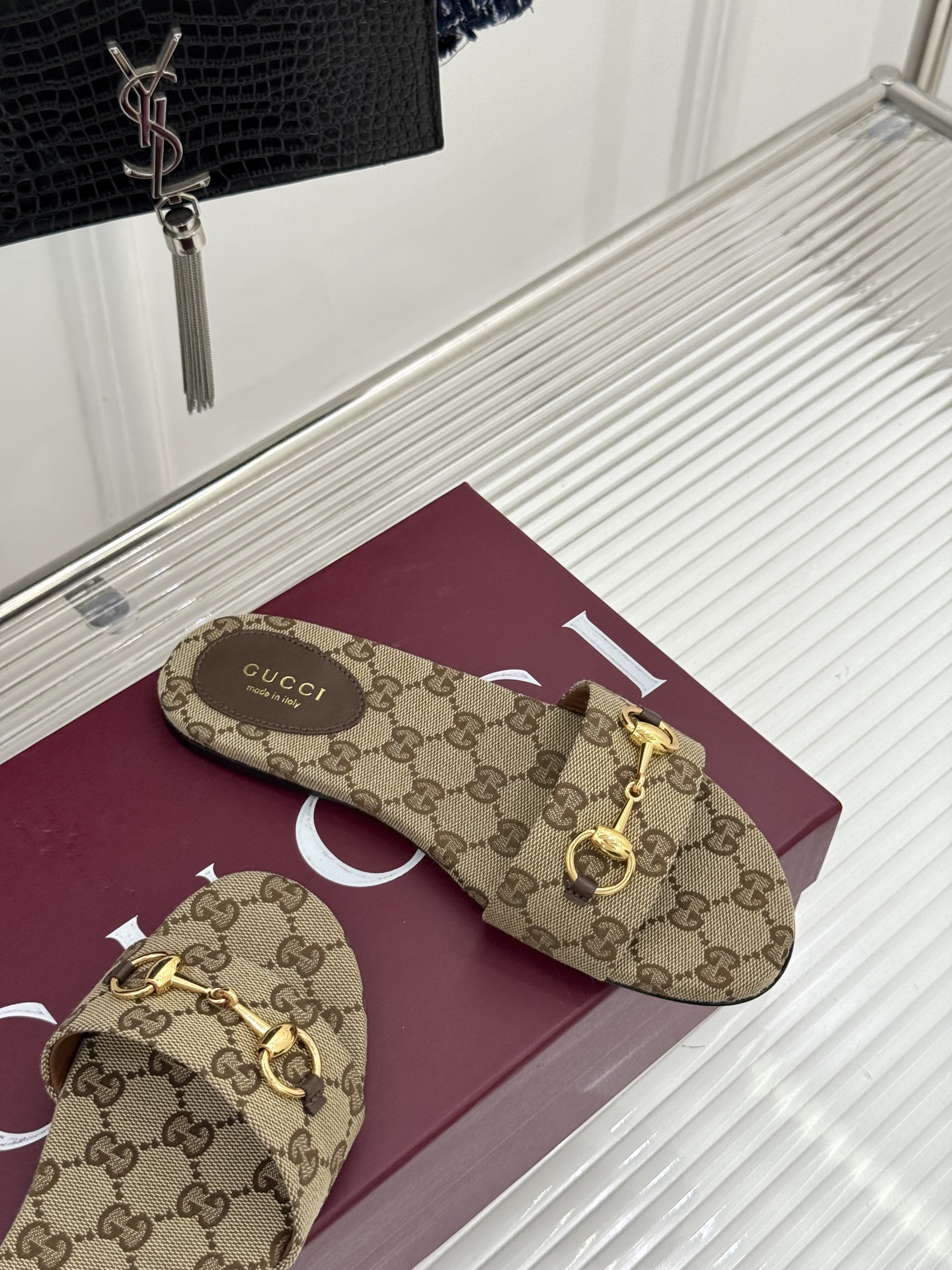 Gucci/古驰经典马衔扣老花平底拖鞋一眼万年的拖鞋！时髦精都在穿马衔扣绝对是刻在潮流DNA里的符号。自