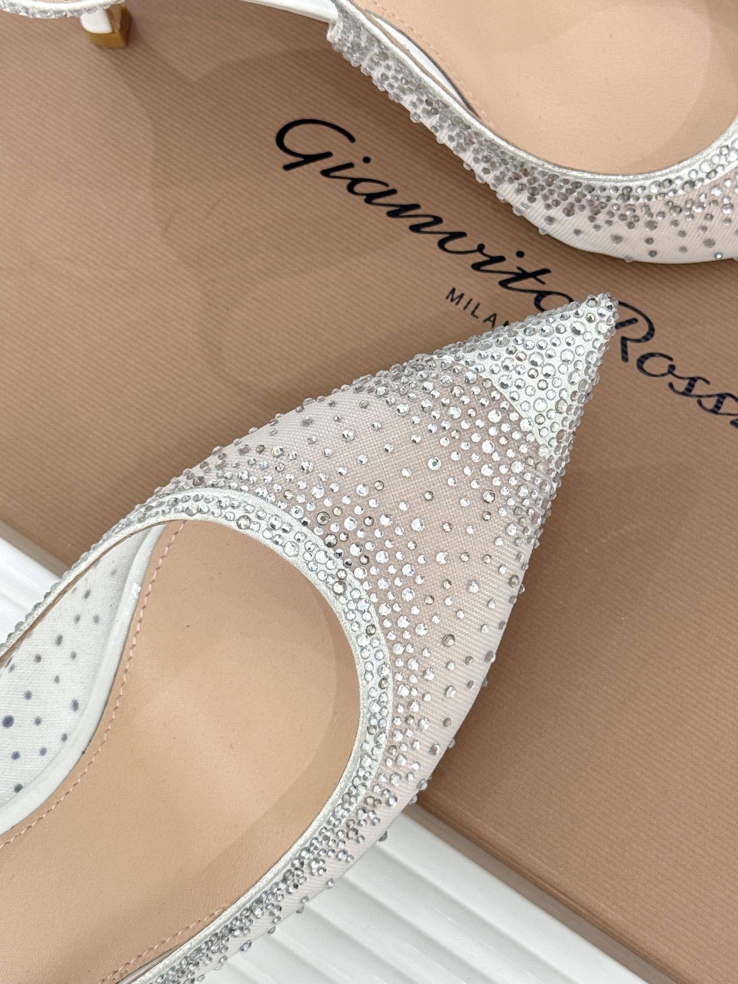 Gianvito Rossi26WF新品网纱水钻尖头高跟拖后空凉鞋GR将意式优雅注入每一处细节这款网纱水