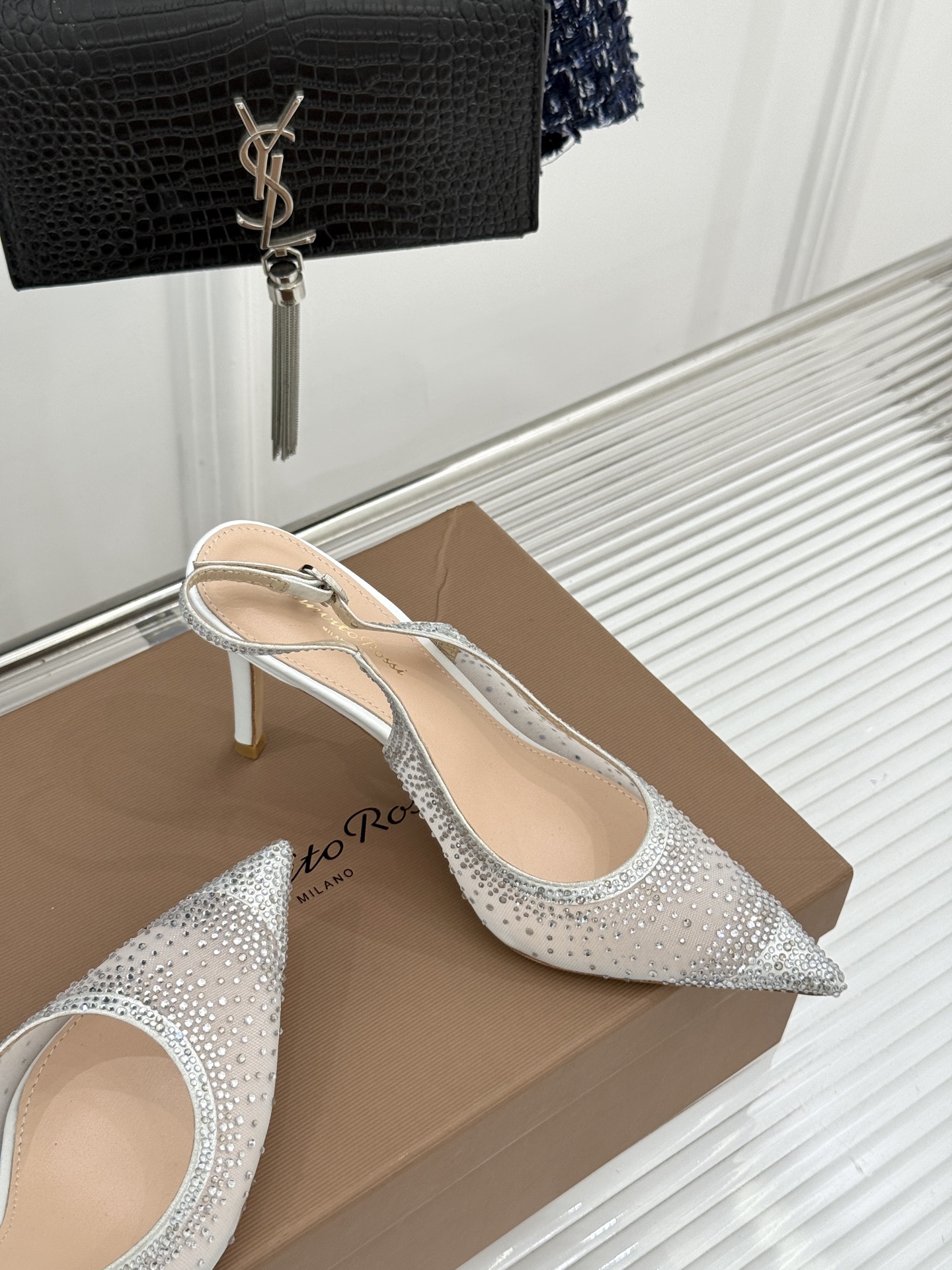 Gianvito Rossi26WF新品网纱水钻尖头高跟拖后空凉鞋GR将意式优雅注入每一处细节这款网纱水