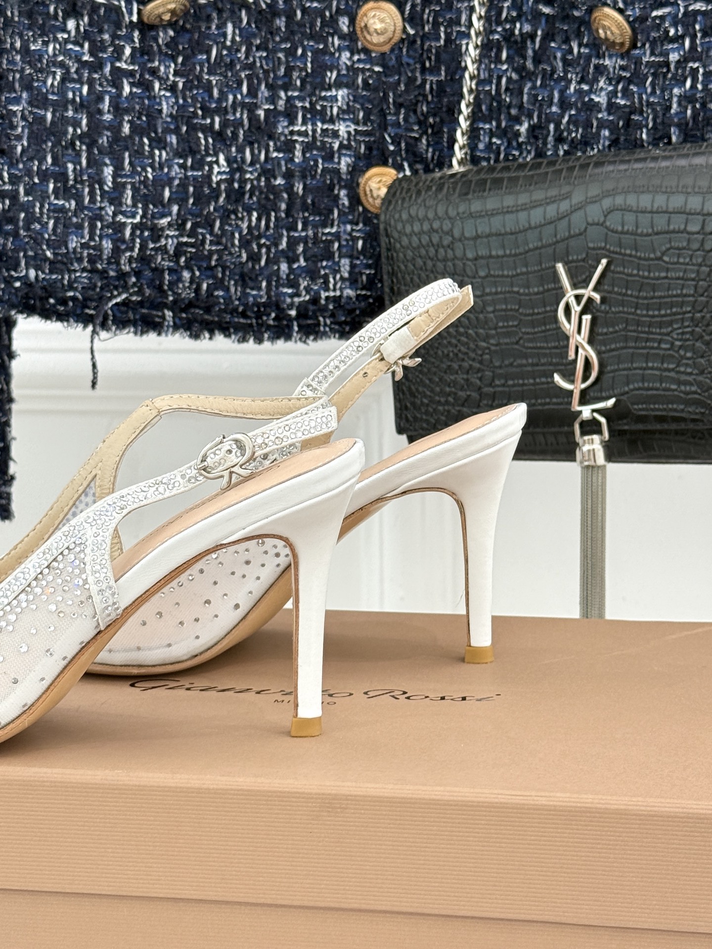 Gianvito Rossi26WF新品网纱水钻尖头高跟拖后空凉鞋GR将意式优雅注入每一处细节这款网纱水