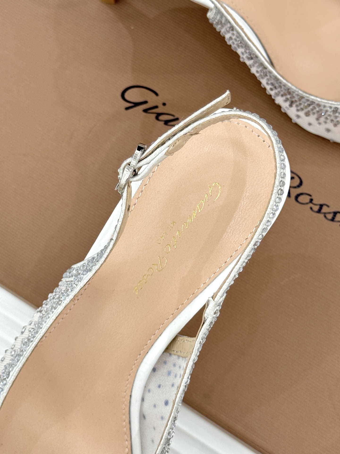 Gianvito Rossi26WF新品网纱水钻尖头高跟拖后空凉鞋GR将意式优雅注入每一处细节这款网纱水