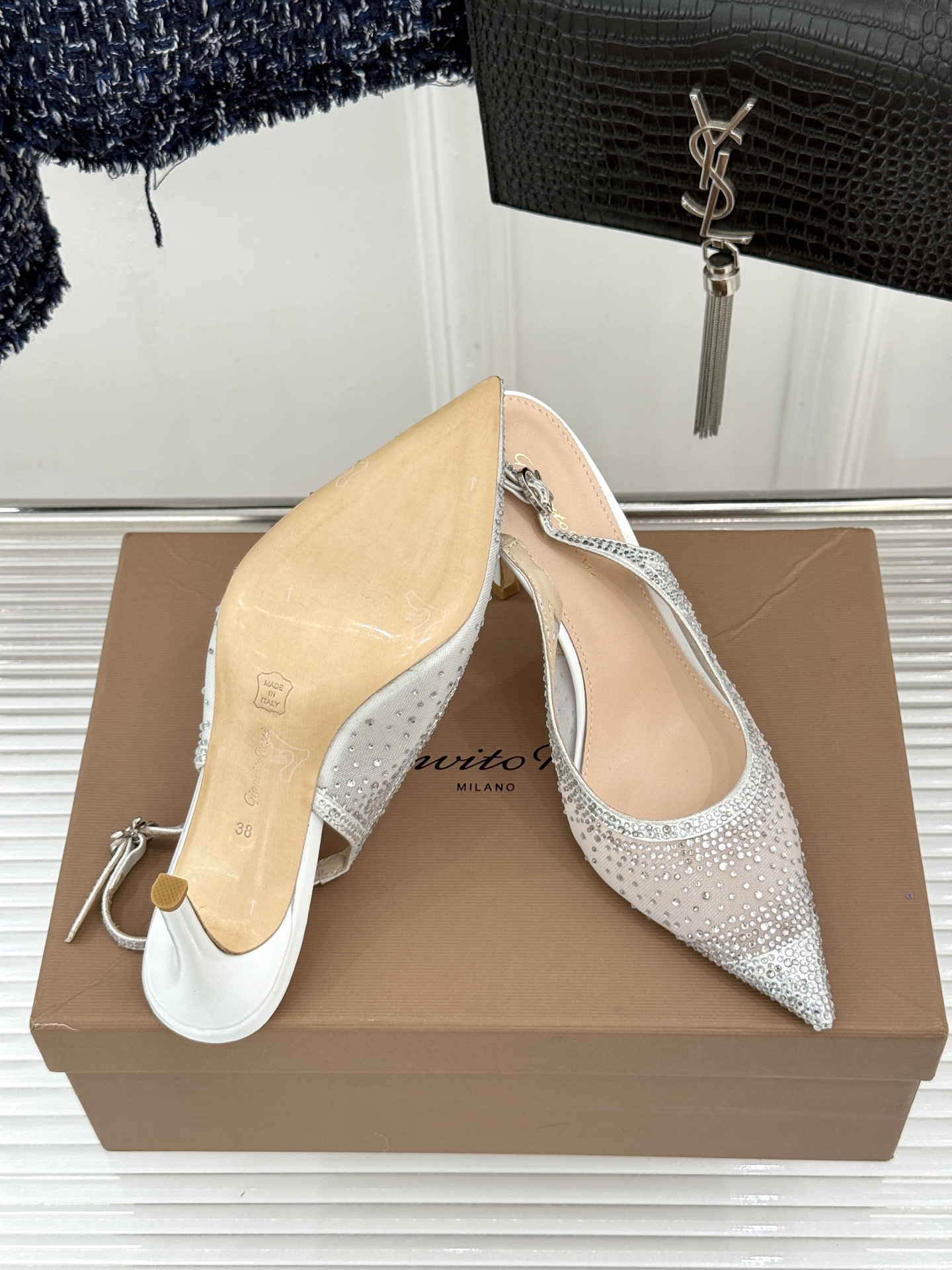 Gianvito Rossi26WF新品网纱水钻尖头高跟拖后空凉鞋GR将意式优雅注入每一处细节这款网纱水