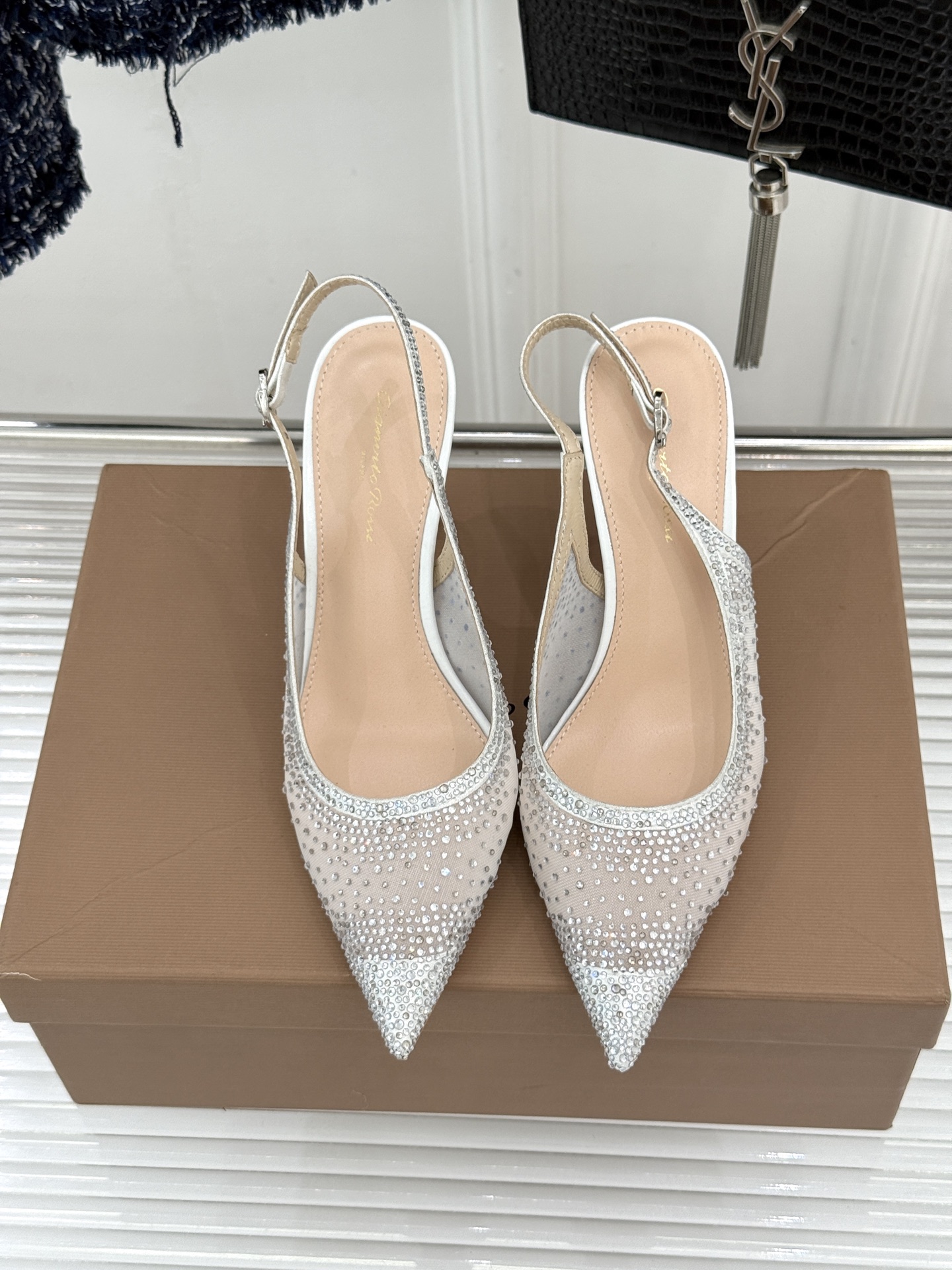 Gianvito Rossi26WF新品网纱水钻尖头高跟拖后空凉鞋GR将意式优雅注入每一处细节这款网纱水