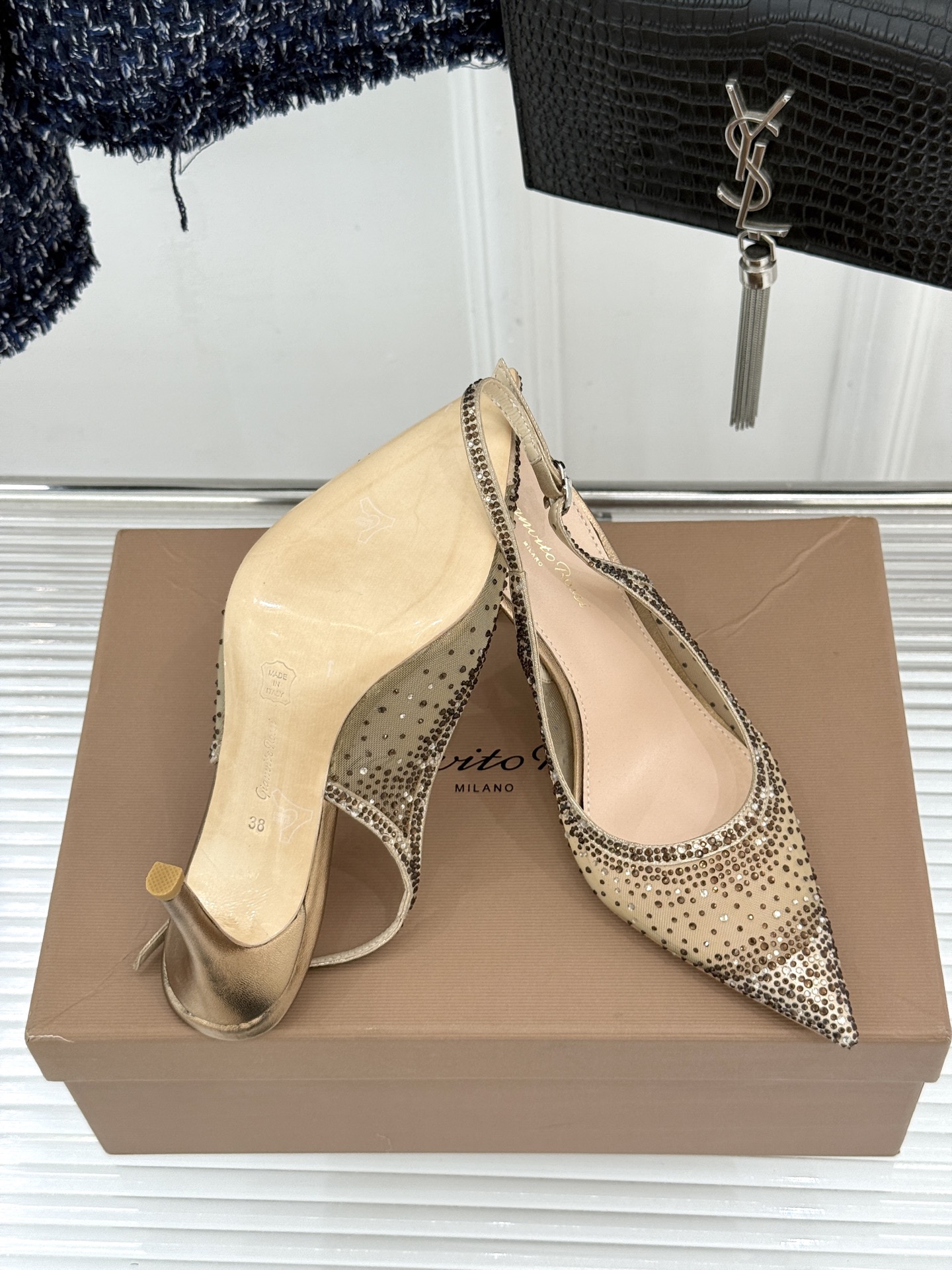 Gianvito Rossi26WF新品网纱水钻尖头高跟拖后空凉鞋GR将意式优雅注入每一处细节这款网纱水