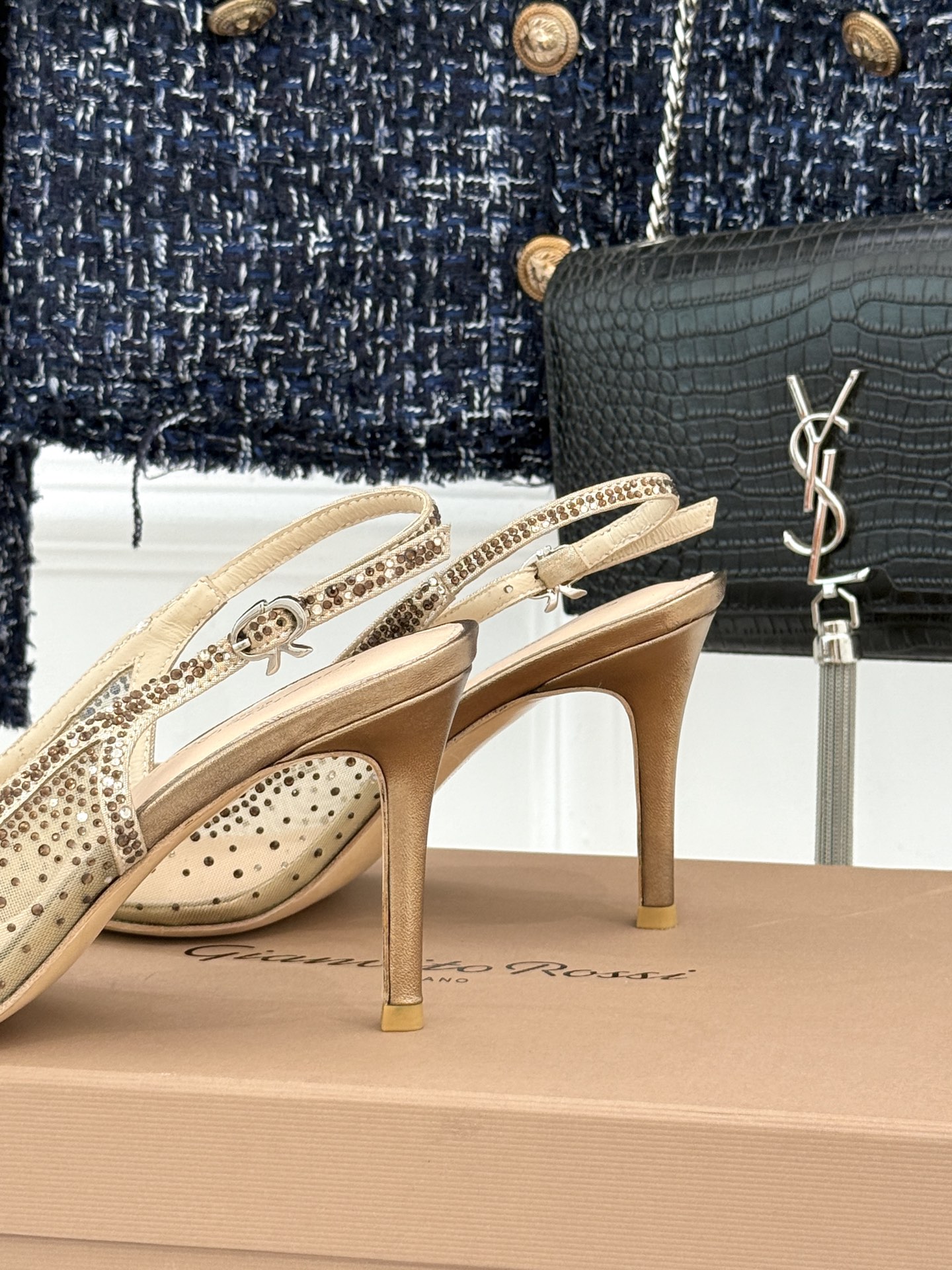 Gianvito Rossi26WF新品网纱水钻尖头高跟拖后空凉鞋GR将意式优雅注入每一处细节这款网纱水