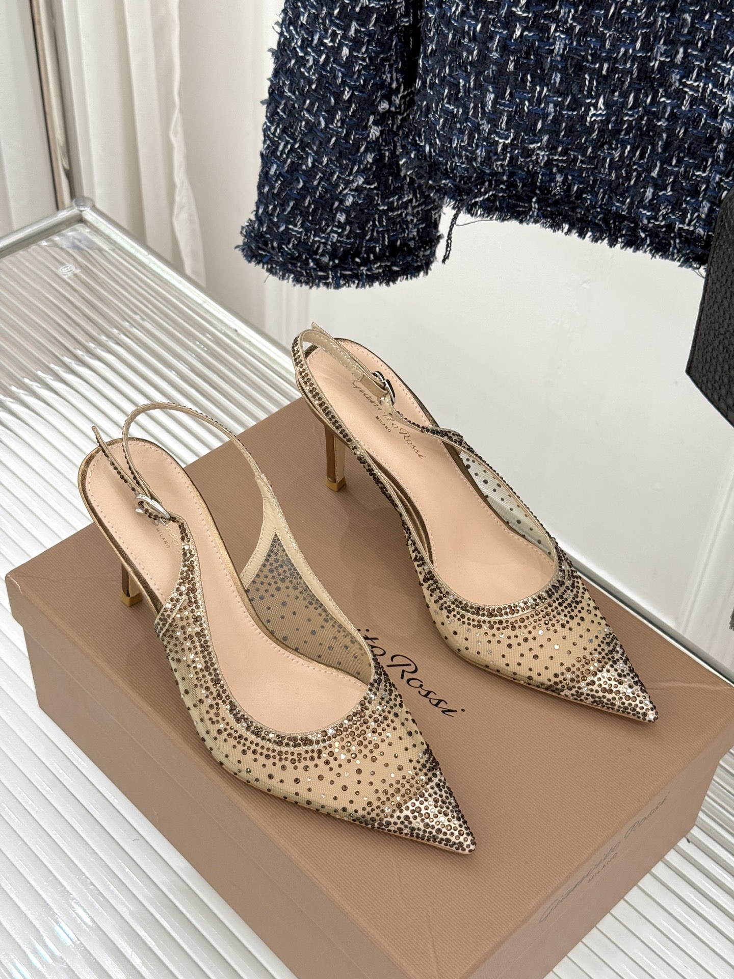 Gianvito Rossi26WF新品网纱水钻尖头高跟拖后空凉鞋GR将意式优雅注入每一处细节这款网纱水