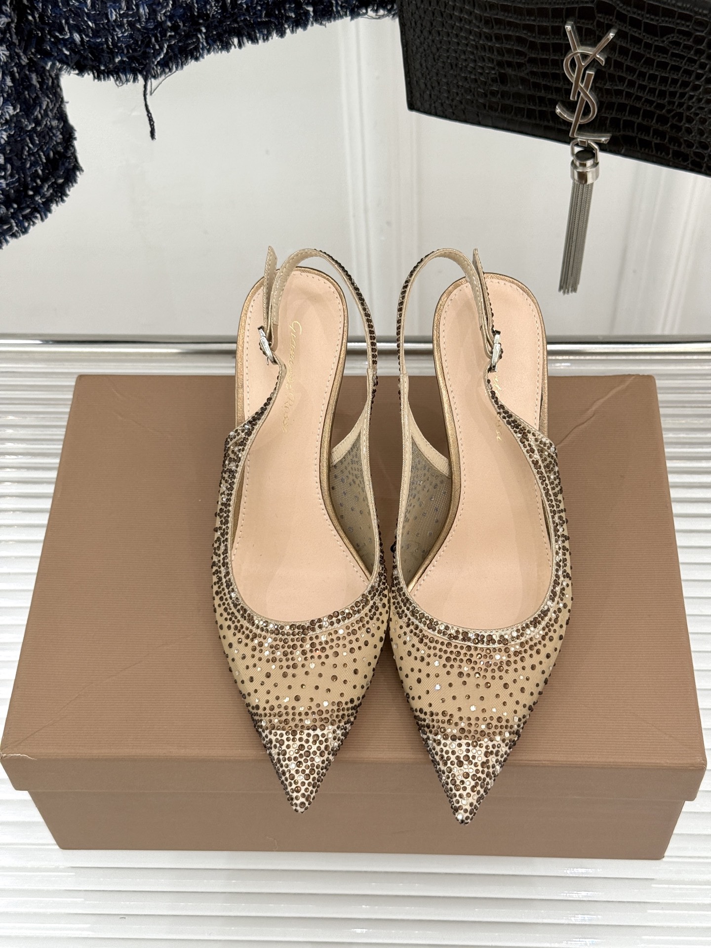 Gianvito Rossi26WF新品网纱水钻尖头高跟拖后空凉鞋GR将意式优雅注入每一处细节这款网纱水