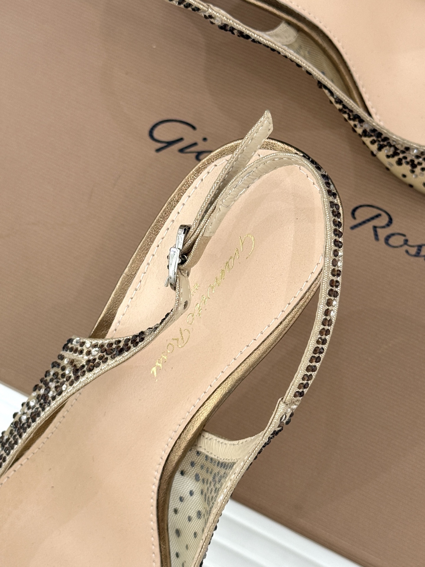 Gianvito Rossi26WF新品网纱水钻尖头高跟拖后空凉鞋GR将意式优雅注入每一处细节这款网纱水