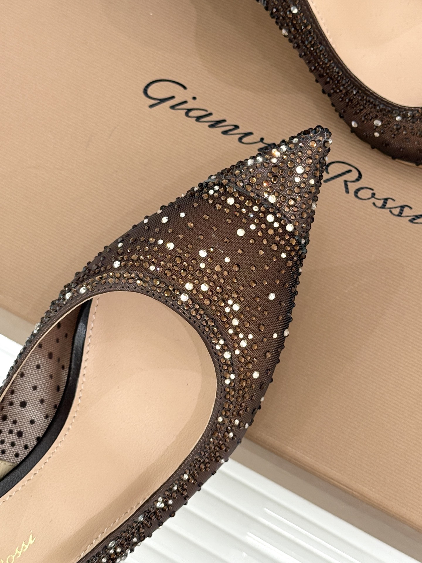 Gianvito Rossi26WF新品网纱水钻尖头高跟拖后空凉鞋GR将意式优雅注入每一处细节这款网纱水