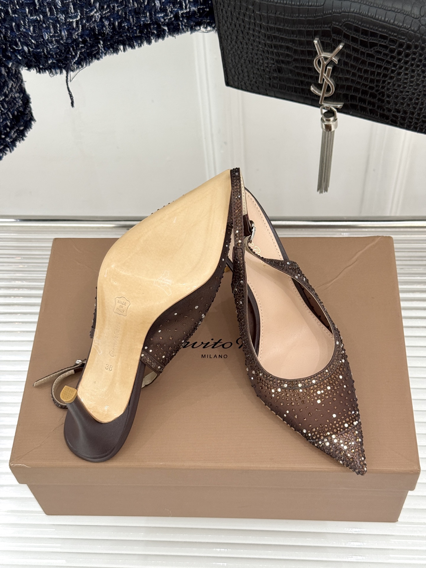 Gianvito Rossi26WF新品网纱水钻尖头高跟拖后空凉鞋GR将意式优雅注入每一处细节这款网纱水