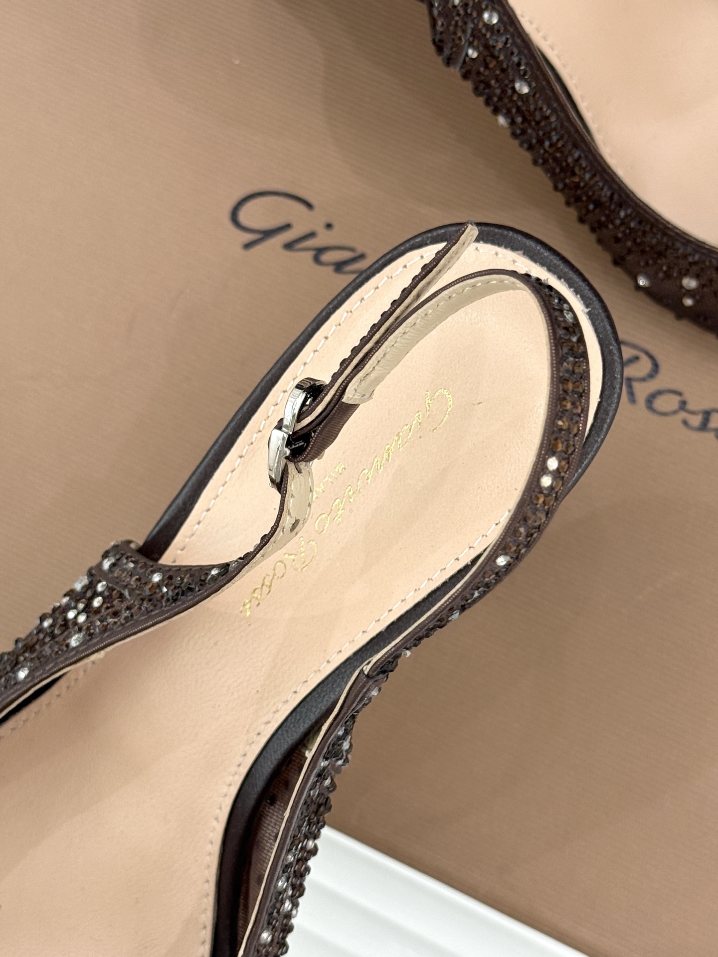 Gianvito Rossi26WF新品网纱水钻尖头高跟拖后空凉鞋GR将意式优雅注入每一处细节这款网纱水