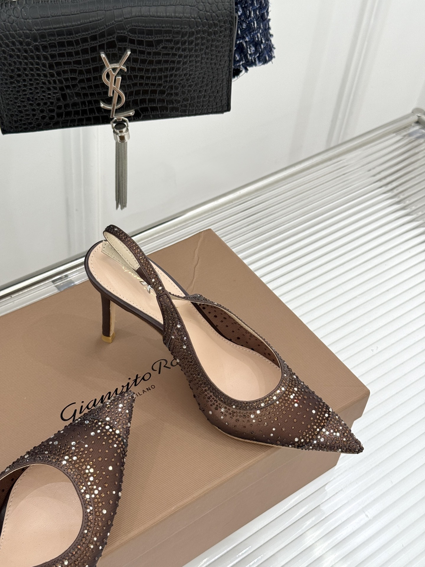 Gianvito Rossi26WF新品网纱水钻尖头高跟拖后空凉鞋GR将意式优雅注入每一处细节这款网纱水