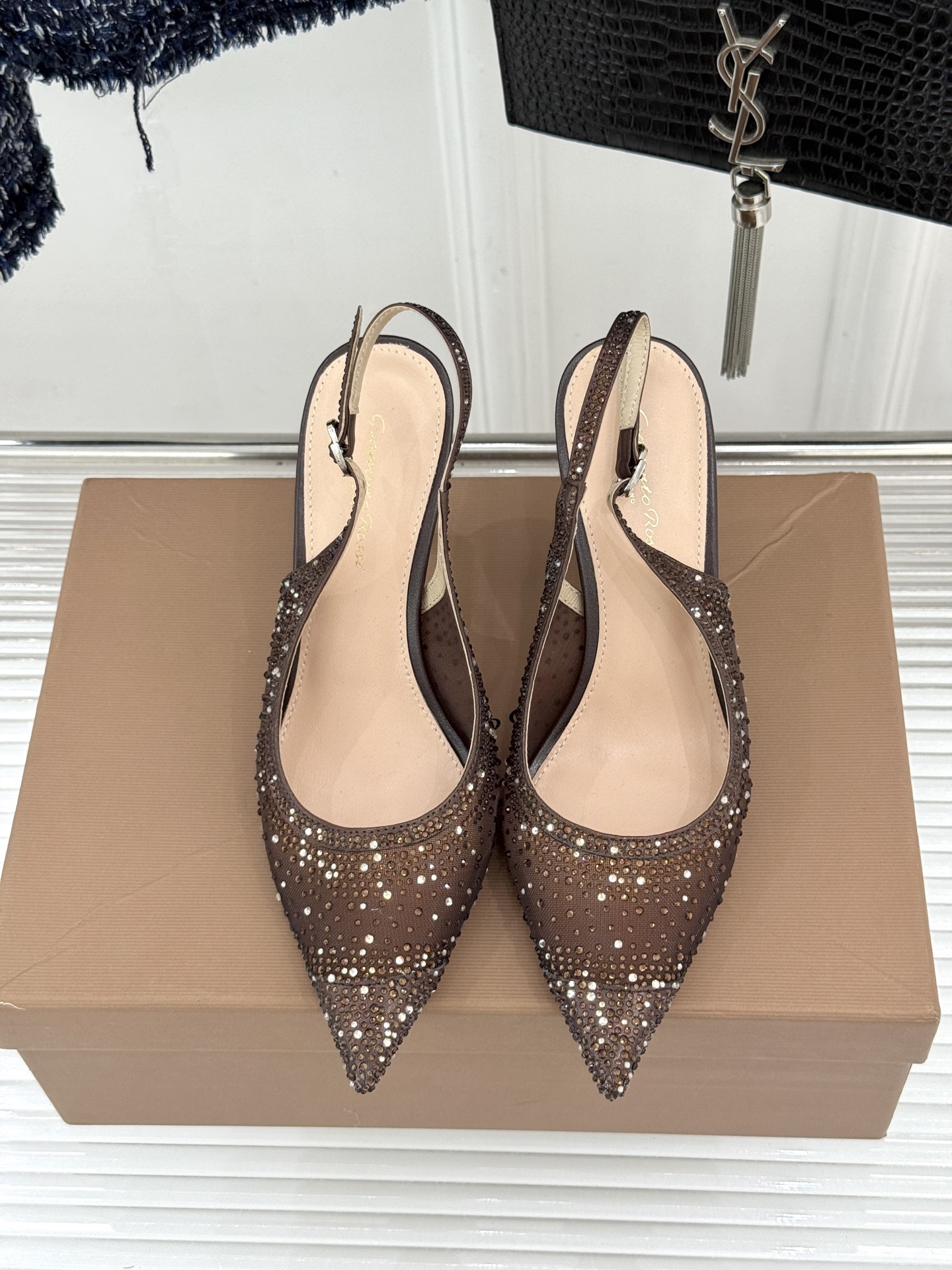 Gianvito Rossi26WF新品网纱水钻尖头高跟拖后空凉鞋GR将意式优雅注入每一处细节这款网纱水