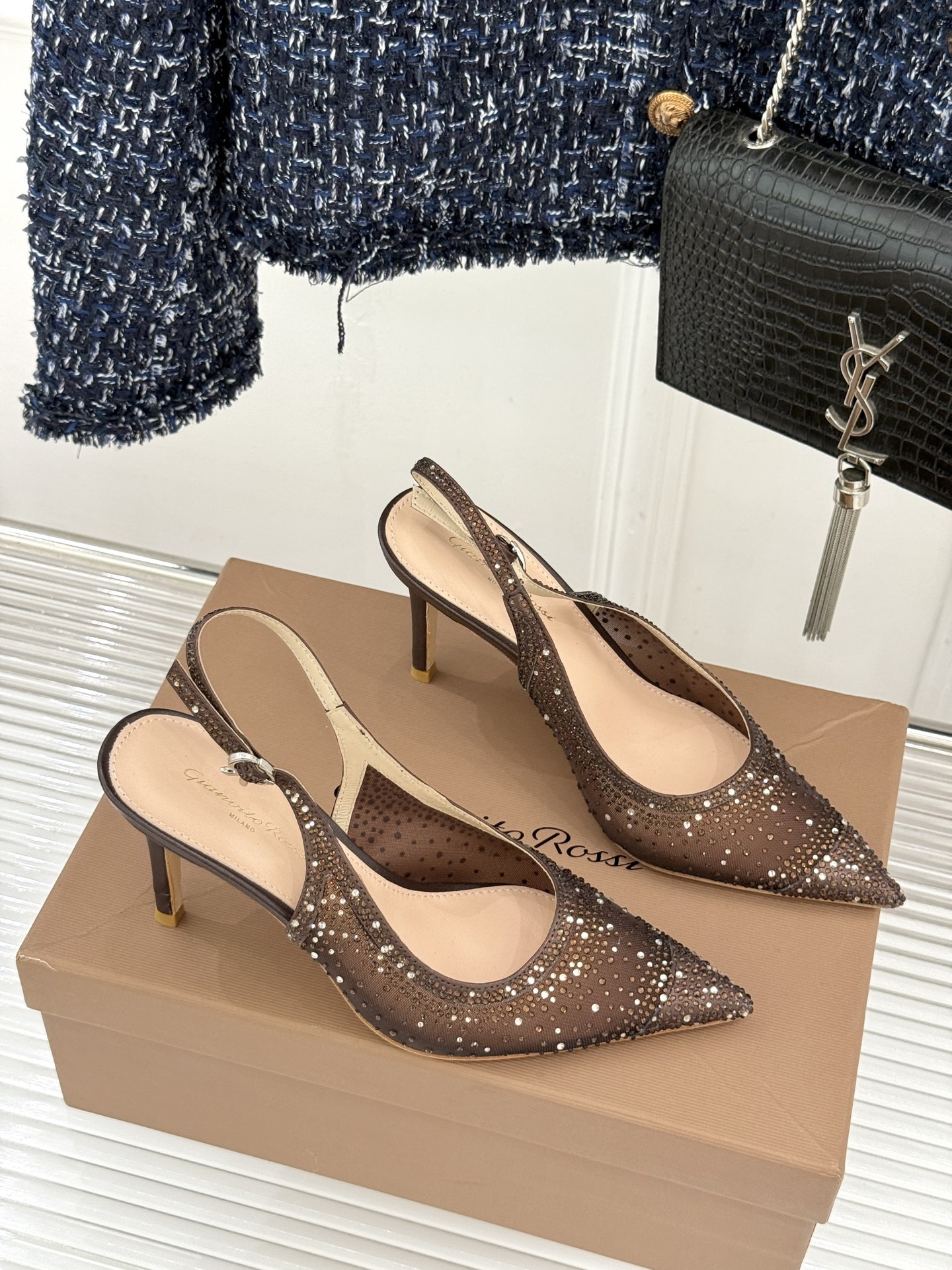 Gianvito Rossi26WF新品网纱水钻尖头高跟拖后空凉鞋GR将意式优雅注入每一处细节这款网纱水