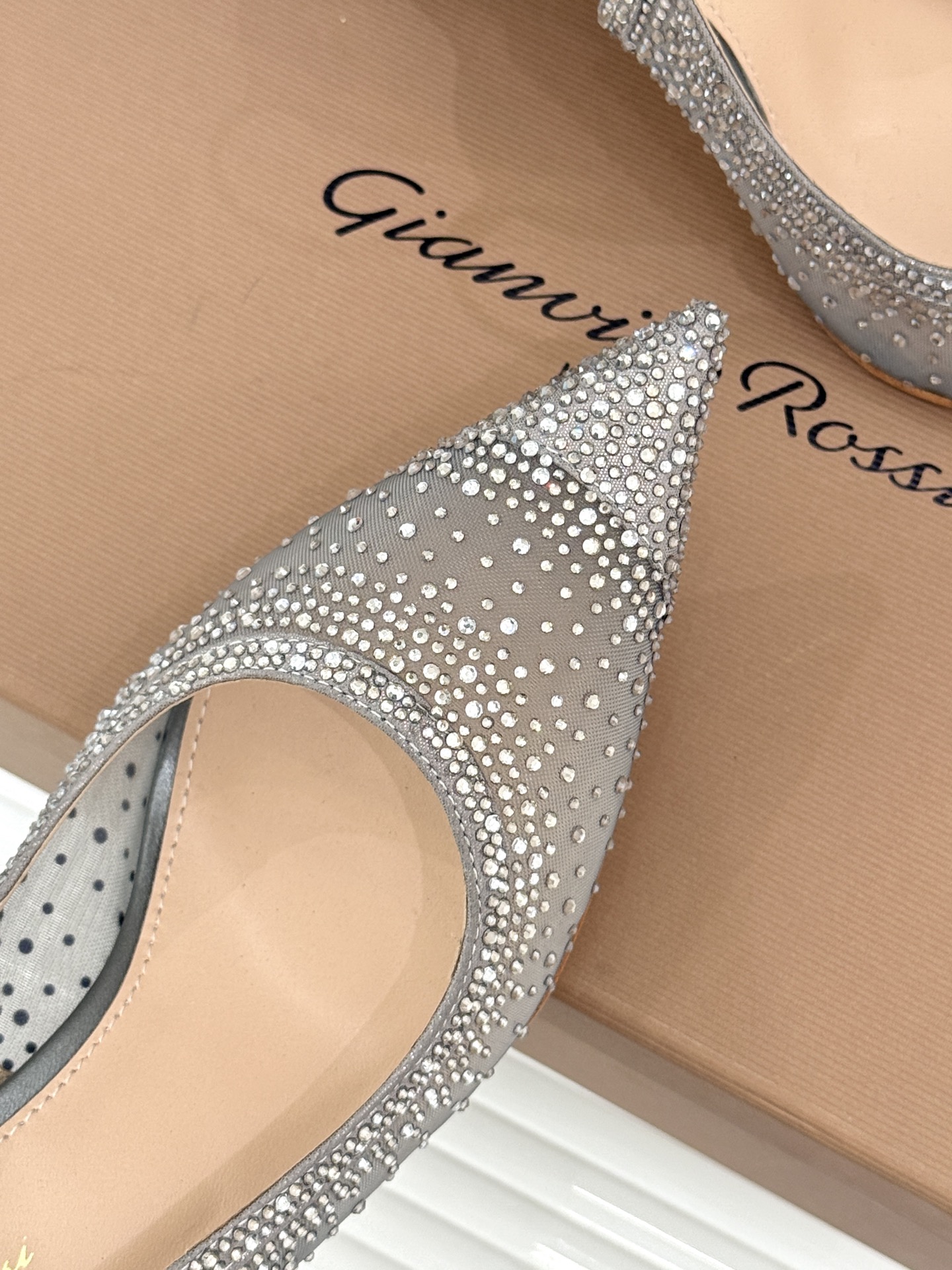 Gianvito Rossi26WF新品网纱水钻尖头高跟拖后空凉鞋GR将意式优雅注入每一处细节这款网纱水